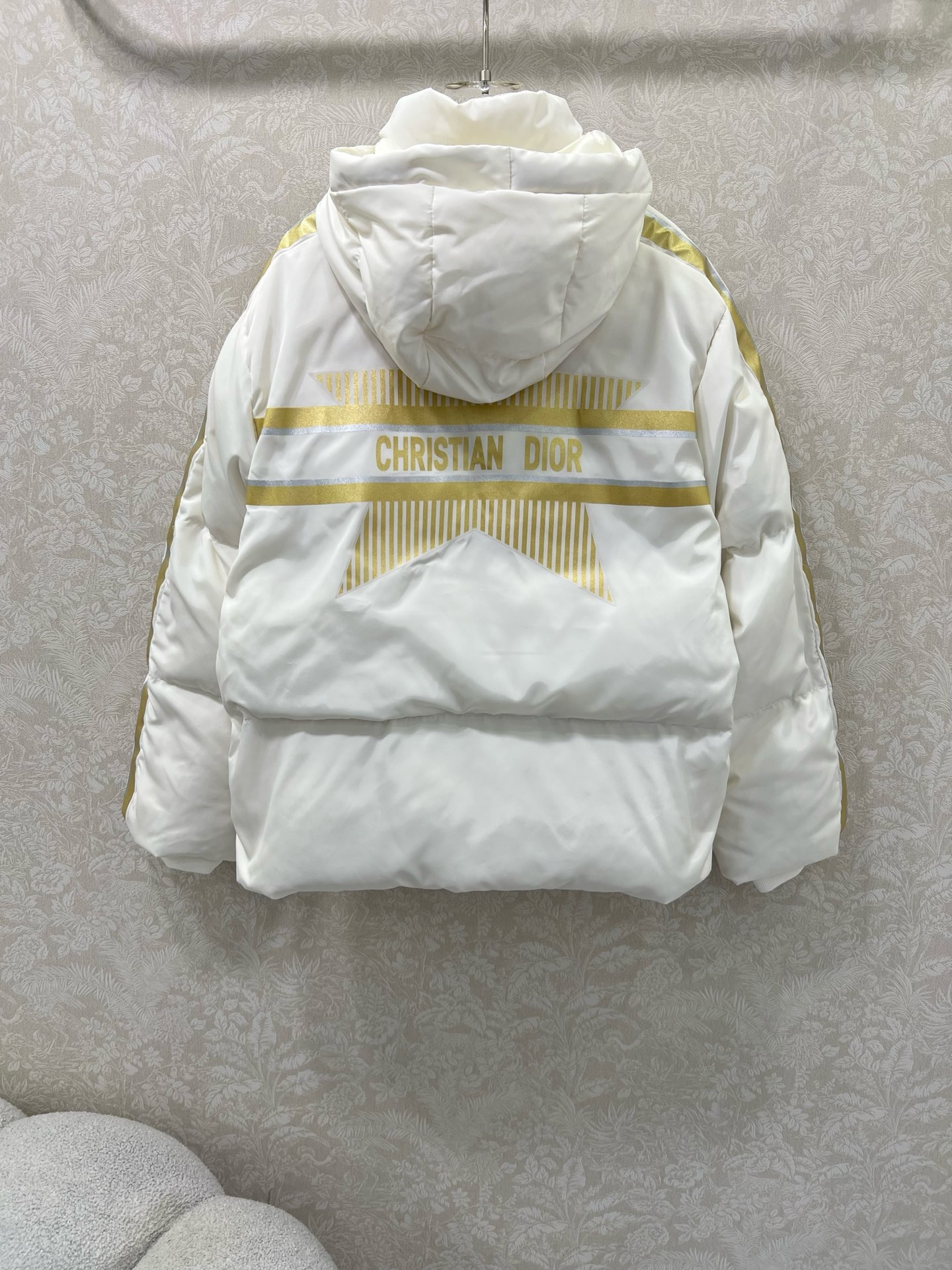 🔥🔥Dio*25滑雪系列连帽五角星羽绒外套 防风防水尼龙材质，羽绒填充内里，整件轻盈保暖，连帽长袖时尚羽