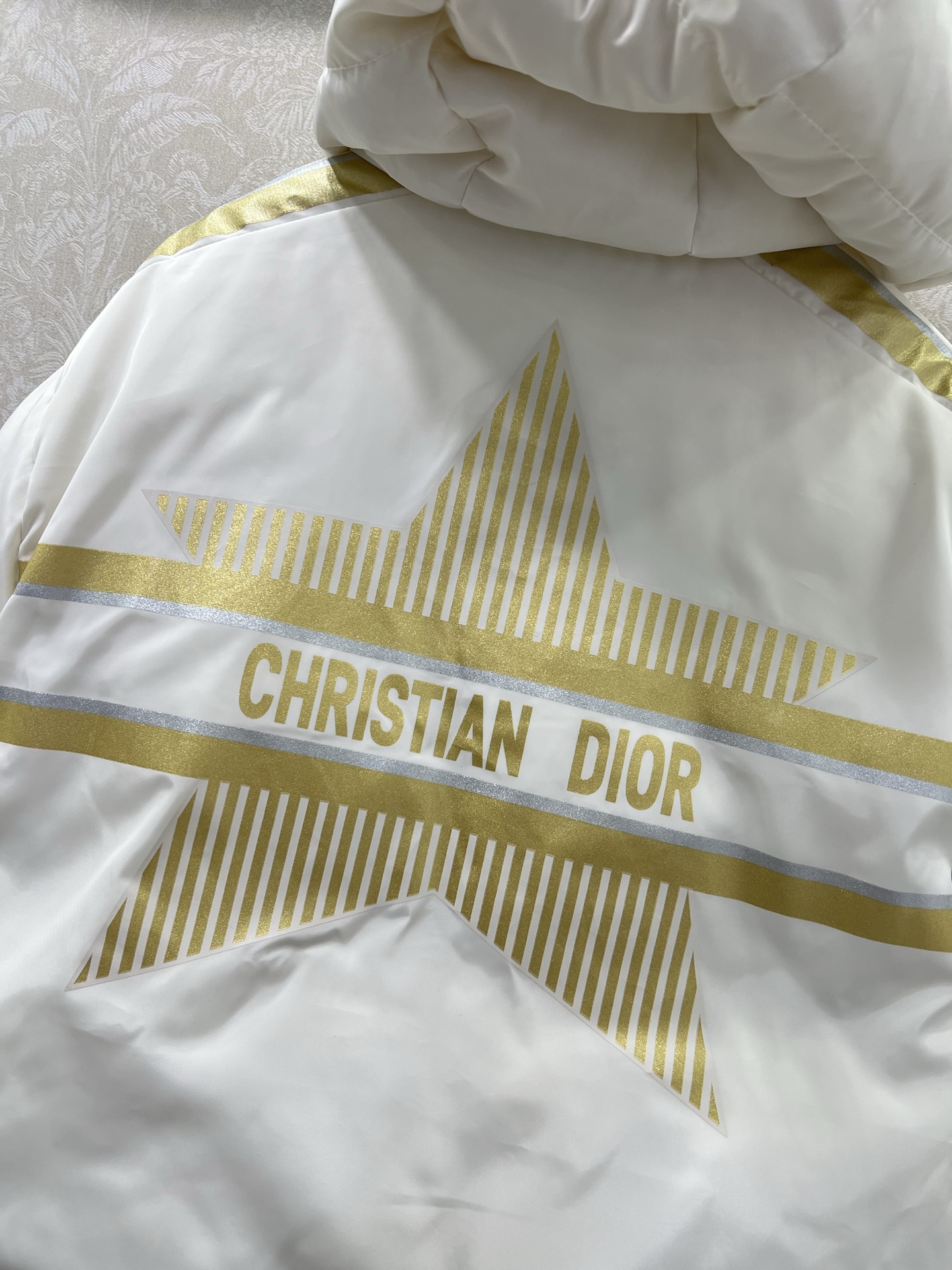 🔥🔥Dio*25滑雪系列连帽五角星羽绒外套 防风防水尼龙材质，羽绒填充内里，整件轻盈保暖，连帽长袖时尚羽