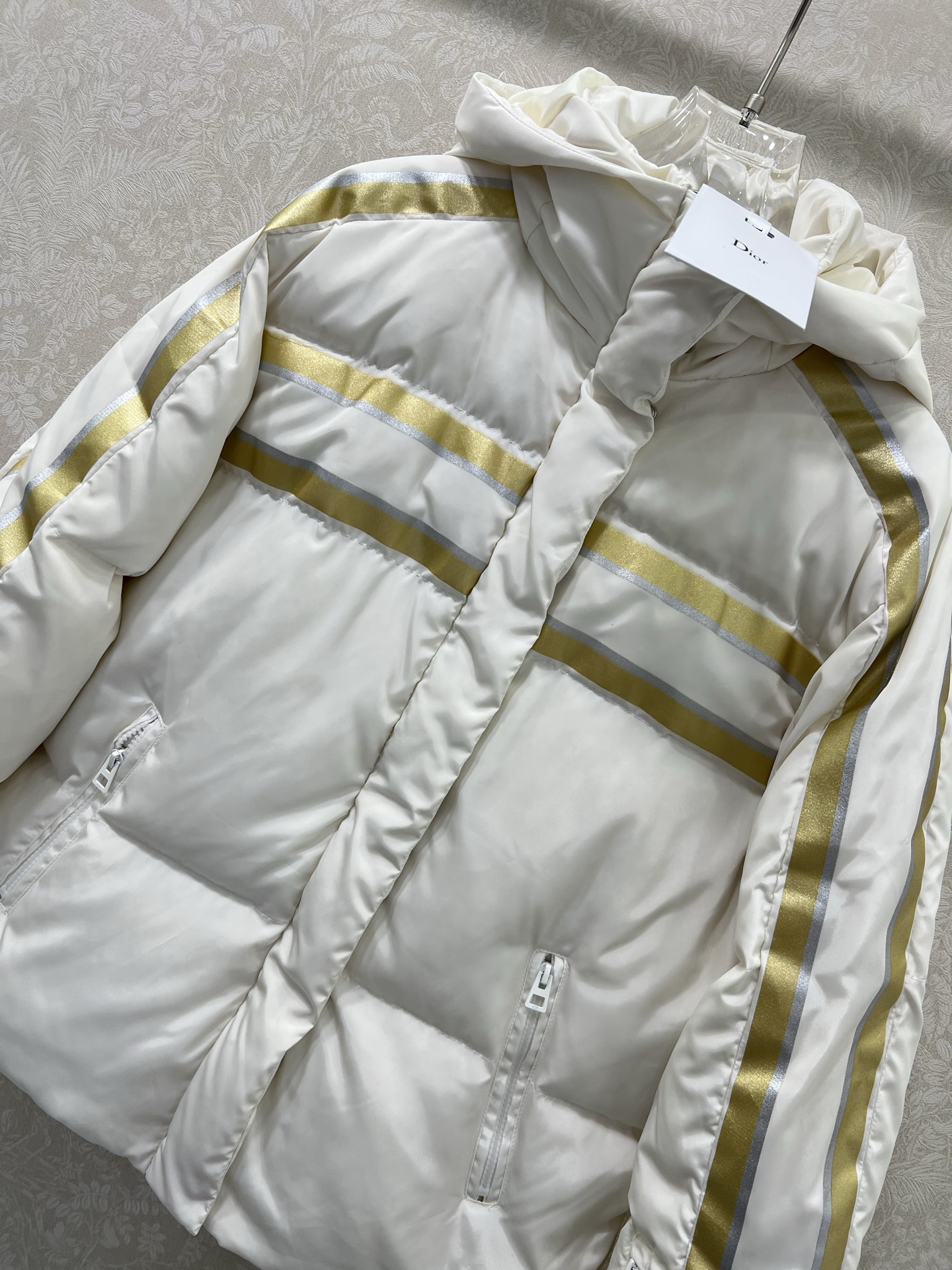 🔥🔥Dio*25滑雪系列连帽五角星羽绒外套 防风防水尼龙材质，羽绒填充内里，整件轻盈保暖，连帽长袖时尚羽