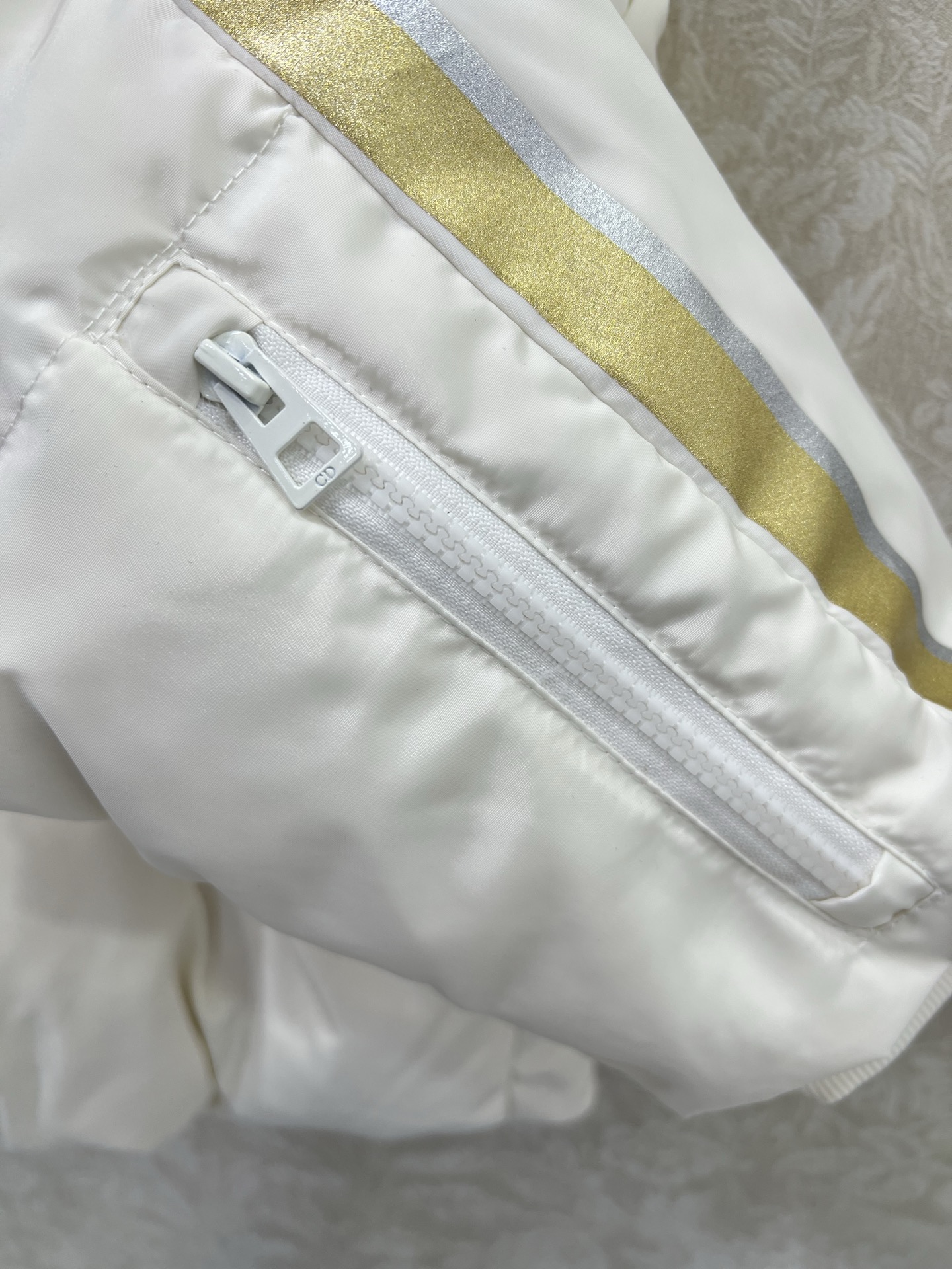 🔥🔥Dio*25滑雪系列连帽五角星羽绒外套 防风防水尼龙材质，羽绒填充内里，整件轻盈保暖，连帽长袖时尚羽