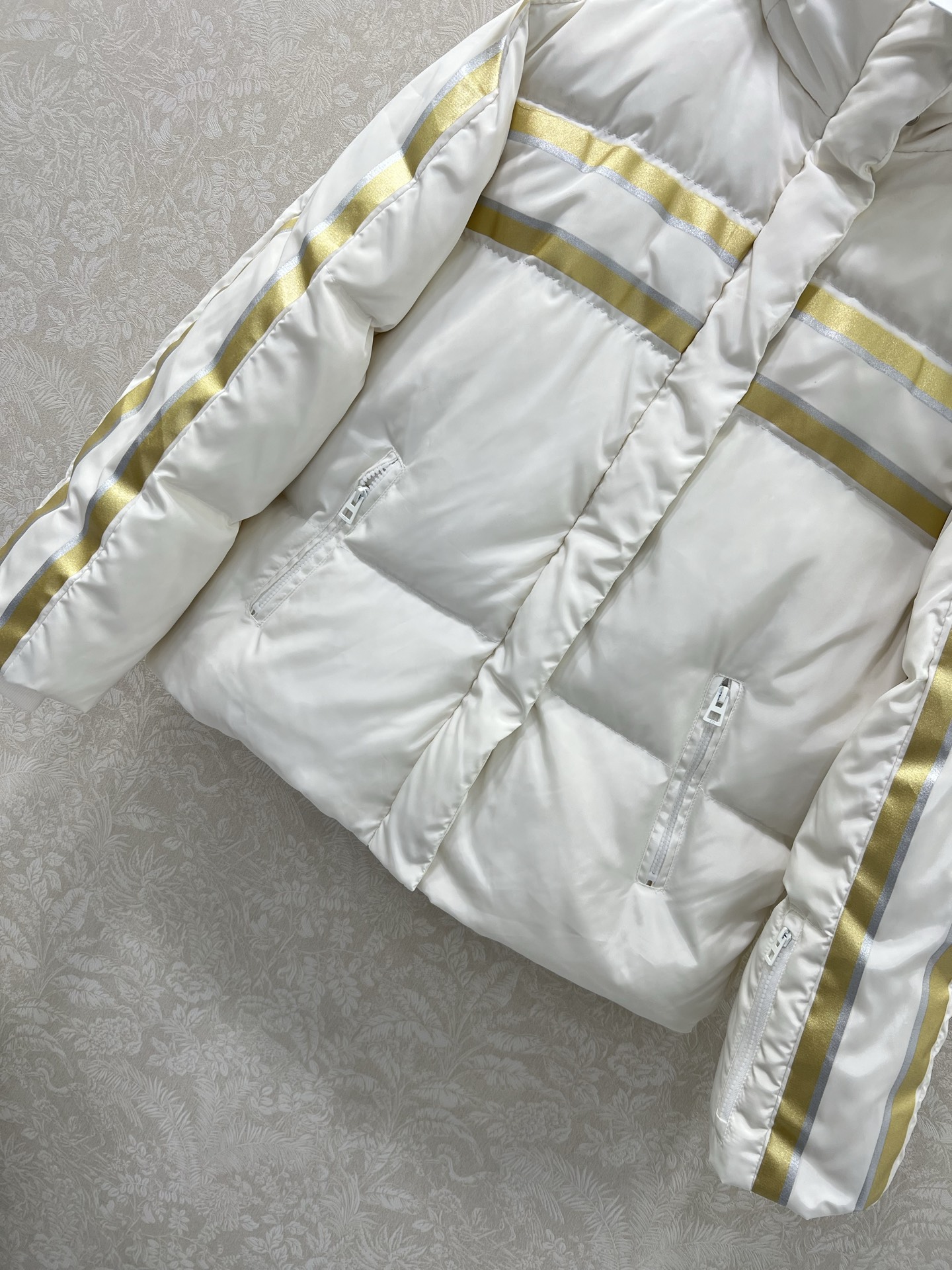 🔥🔥Dio*25滑雪系列连帽五角星羽绒外套 防风防水尼龙材质，羽绒填充内里，整件轻盈保暖，连帽长袖时尚羽