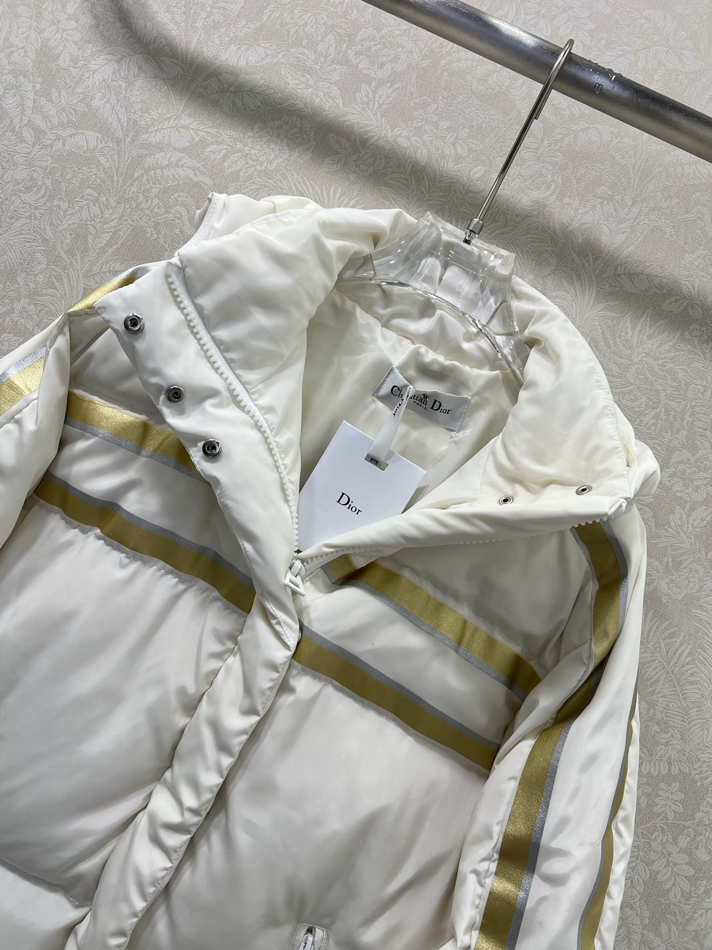 🔥🔥Dio*25滑雪系列连帽五角星羽绒外套 防风防水尼龙材质，羽绒填充内里，整件轻盈保暖，连帽长袖时尚羽