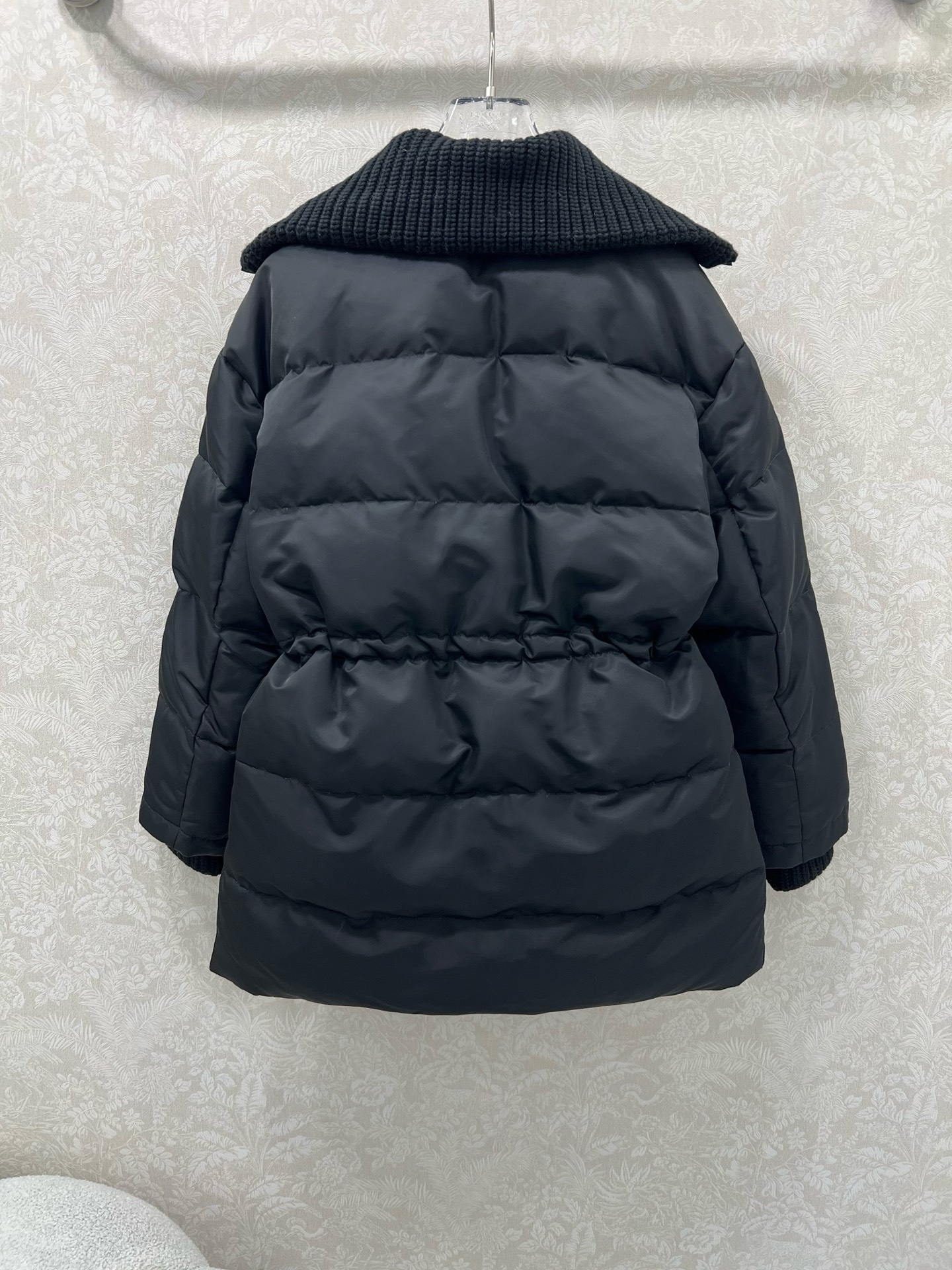 🔥🔥Gucc* 25FW秋冬限定新款 翻领抽绳收腰羽绒服 高版出品！内衬收腰防风保暖效果加倍 背带设计穿