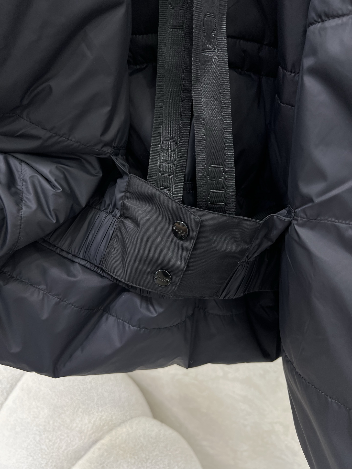 🔥🔥Gucc* 25FW秋冬限定新款 翻领抽绳收腰羽绒服 高版出品！内衬收腰防风保暖效果加倍 背带设计穿