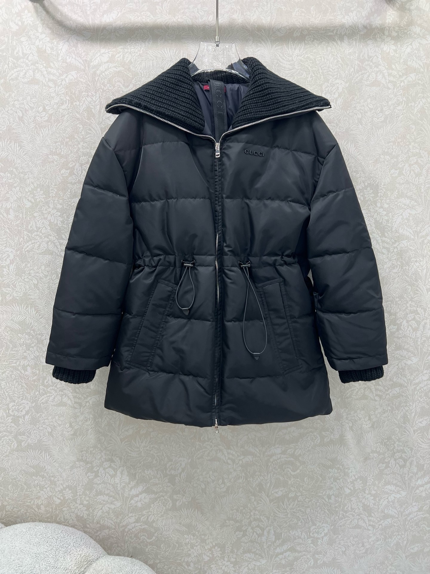 🔥🔥Gucc* 25FW秋冬限定新款 翻领抽绳收腰羽绒服 高版出品！内衬收腰防风保暖效果加倍 背带设计穿