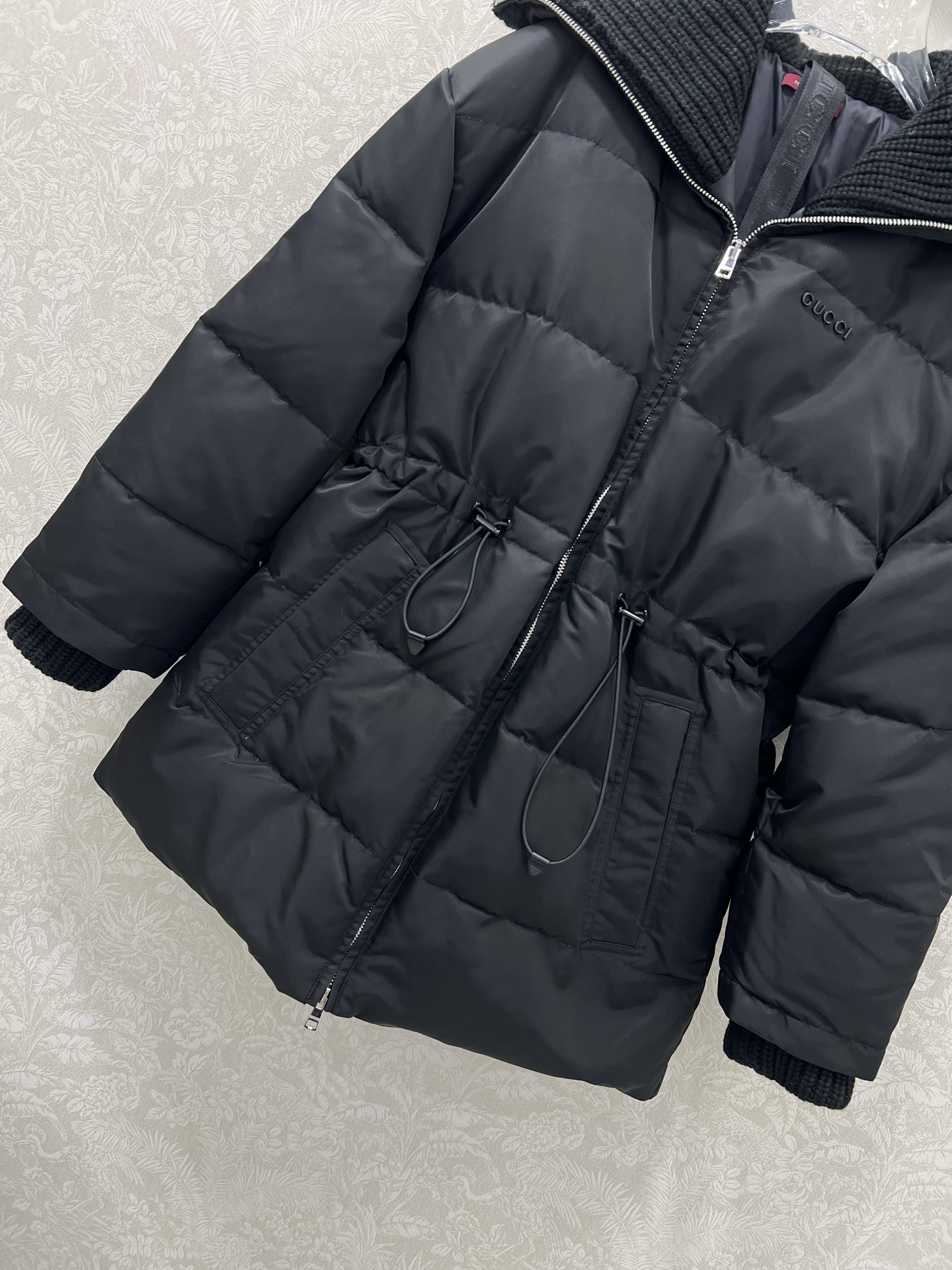 🔥🔥Gucc* 25FW秋冬限定新款 翻领抽绳收腰羽绒服 高版出品！内衬收腰防风保暖效果加倍 背带设计穿