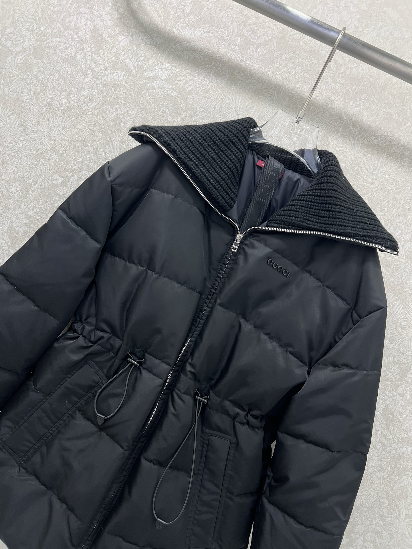 🔥🔥Gucc* 25FW秋冬限定新款 翻领抽绳收腰羽绒服 高版出品！内衬收腰防风保暖效果加倍 背带设计穿