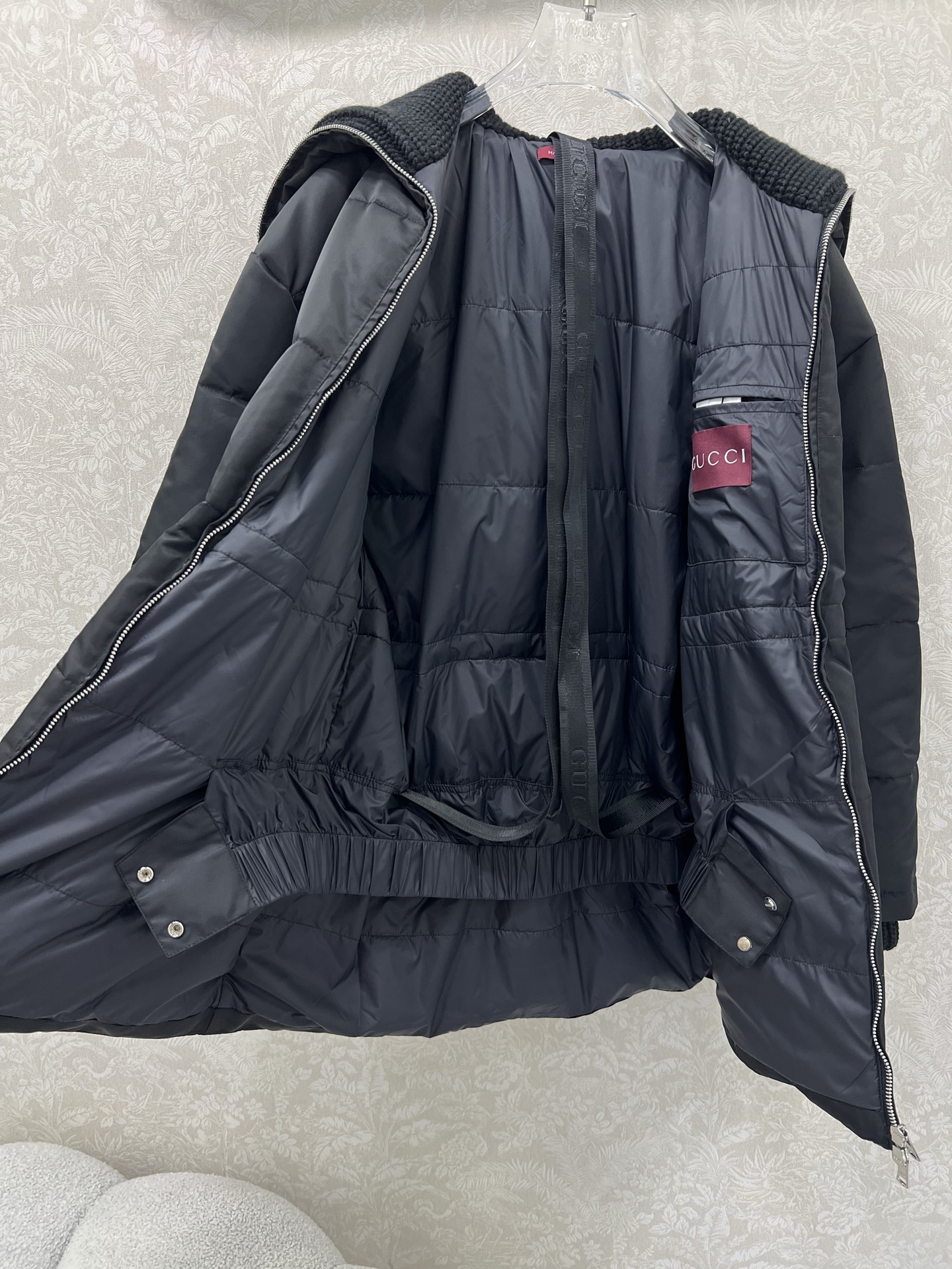 🔥🔥Gucc* 25FW秋冬限定新款 翻领抽绳收腰羽绒服 高版出品！内衬收腰防风保暖效果加倍 背带设计穿