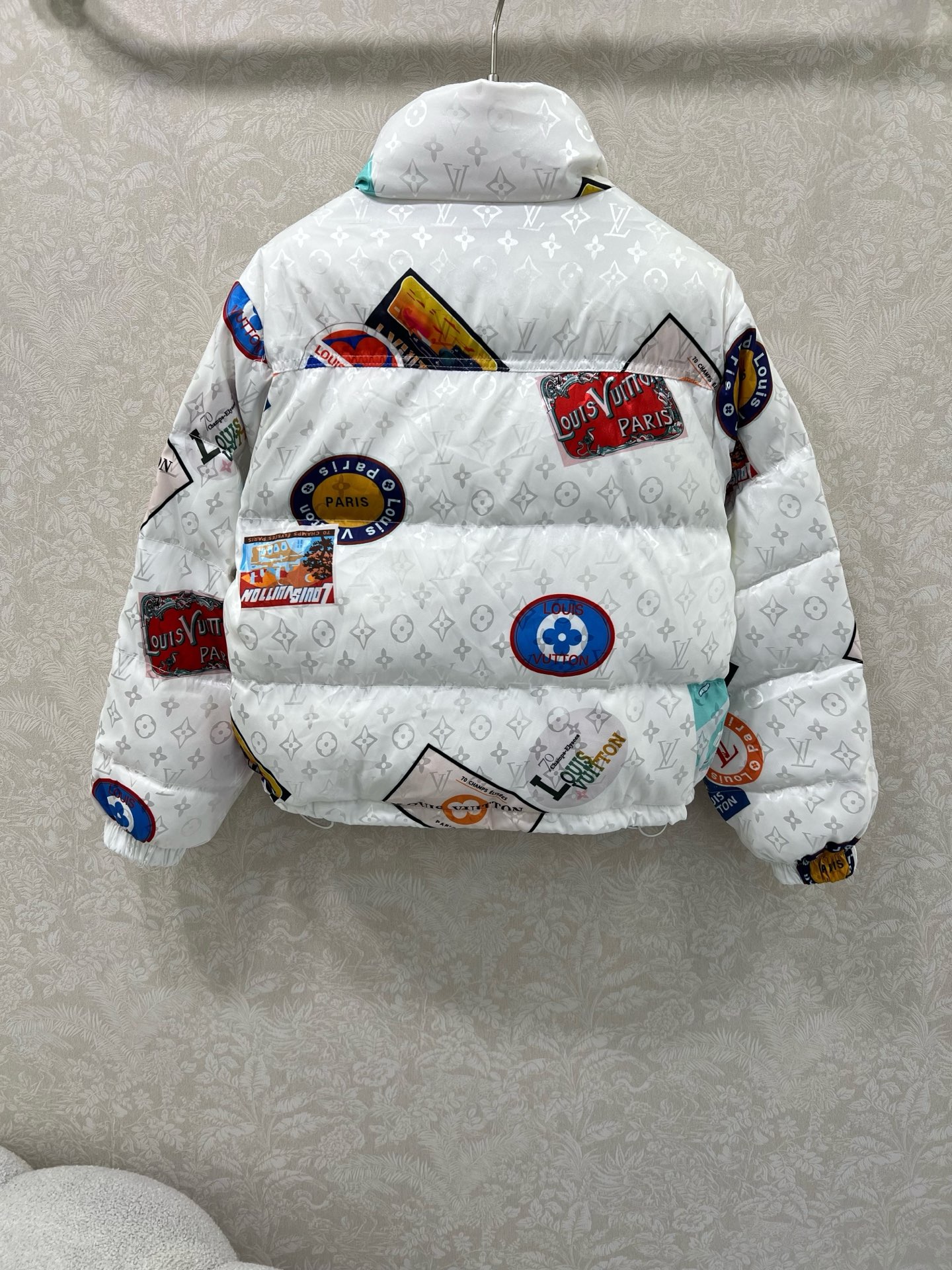 🔥🔥Louis Vuitt*n25新款小立领徽章羽绒外套 定制YB防风防水尼龙材质 90白鸭绒填充内里 