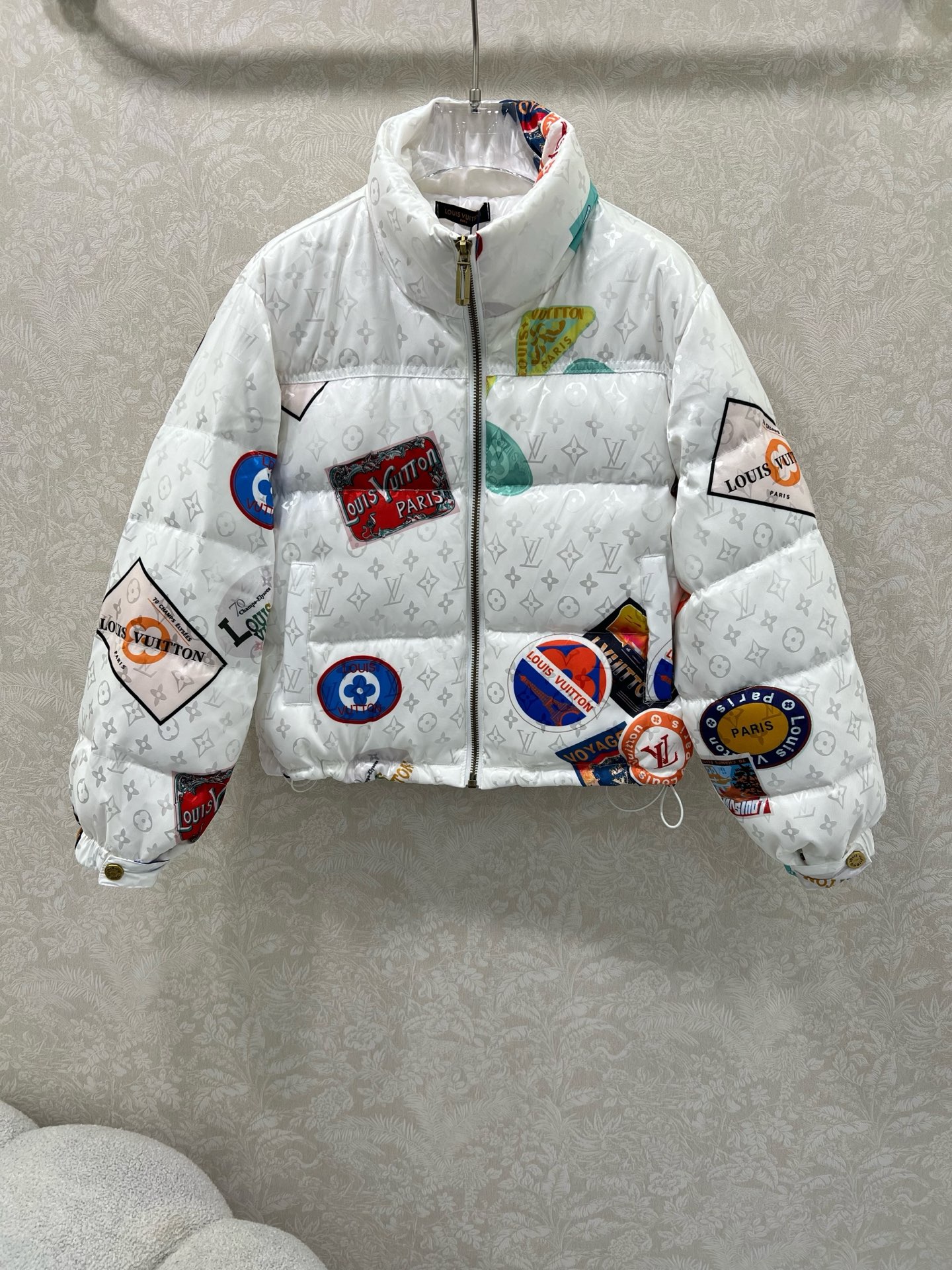🔥🔥Louis Vuitt*n25新款小立领徽章羽绒外套 定制YB防风防水尼龙材质 90白鸭绒填充内里 