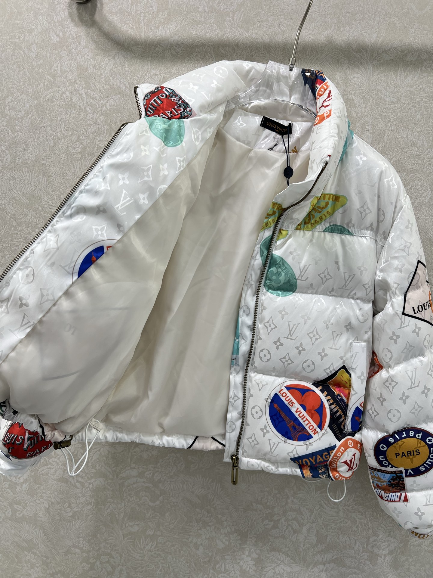 🔥🔥Louis Vuitt*n25新款小立领徽章羽绒外套 定制YB防风防水尼龙材质 90白鸭绒填充内里 
