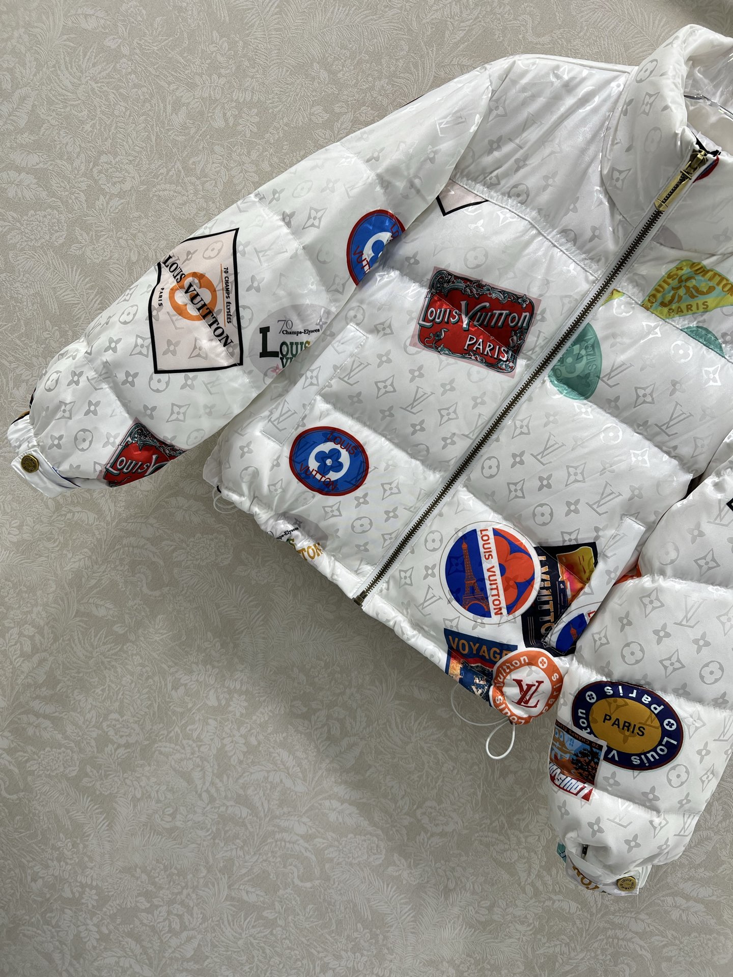 🔥🔥Louis Vuitt*n25新款小立领徽章羽绒外套 定制YB防风防水尼龙材质 90白鸭绒填充内里 