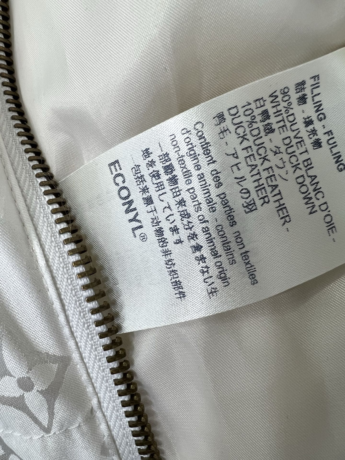 🔥🔥Louis Vuitt*n25新款小立领徽章羽绒外套 定制YB防风防水尼龙材质 90白鸭绒填充内里 