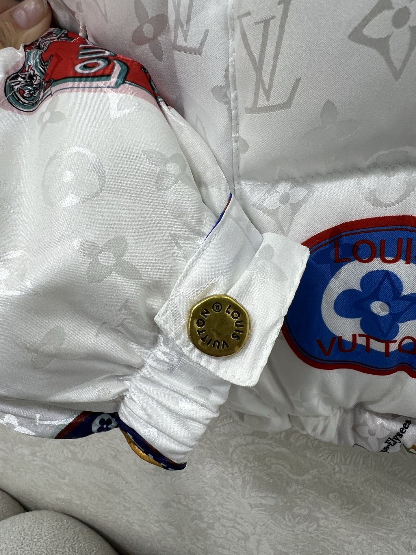 🔥🔥Louis Vuitt*n25新款小立领徽章羽绒外套 定制YB防风防水尼龙材质 90白鸭绒填充内里 