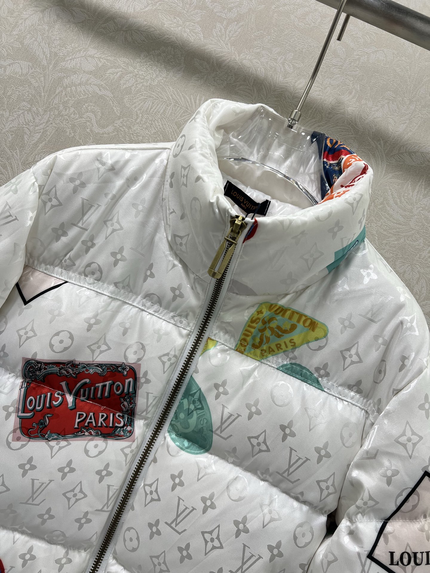 🔥🔥Louis Vuitt*n25新款小立领徽章羽绒外套 定制YB防风防水尼龙材质 90白鸭绒填充内里 