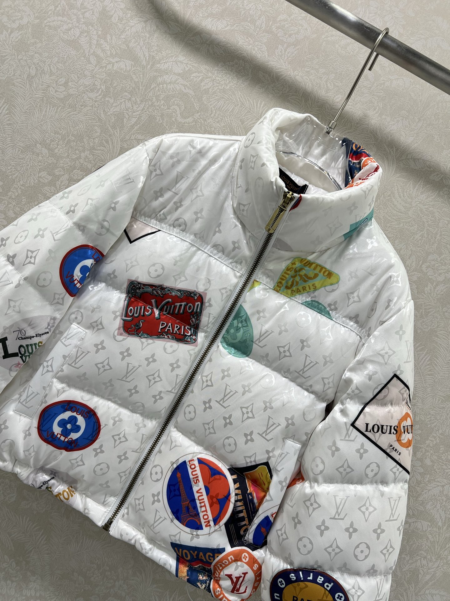 🔥🔥Louis Vuitt*n25新款小立领徽章羽绒外套 定制YB防风防水尼龙材质 90白鸭绒填充内里 