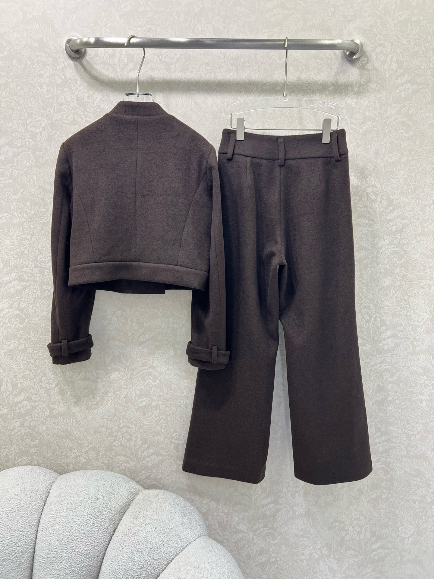 🔥🔥 miumi*25新款套装 圆领外套➕阔腿长裤得组合 超火爆的美拉德色系 老钱风穿搭 整体定制miu