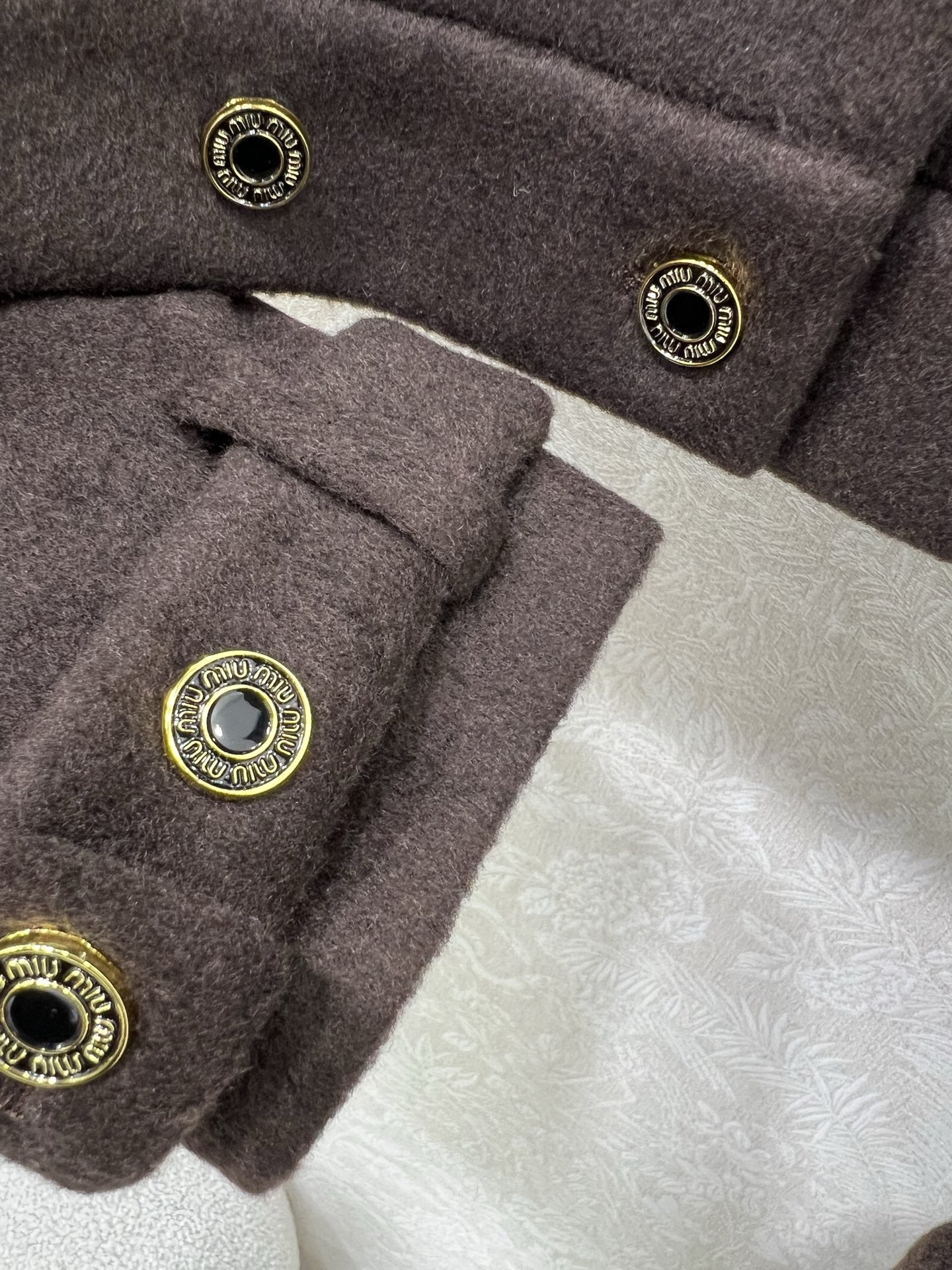 🔥🔥 miumi*25新款套装 圆领外套➕阔腿长裤得组合 超火爆的美拉德色系 老钱风穿搭 整体定制miu