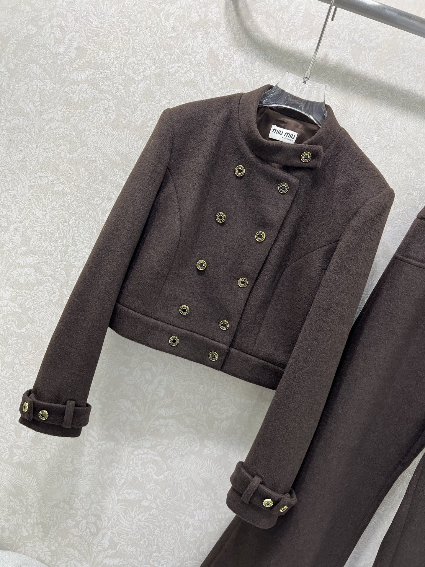 🔥🔥 miumi*25新款套装 圆领外套➕阔腿长裤得组合 超火爆的美拉德色系 老钱风穿搭 整体定制miu