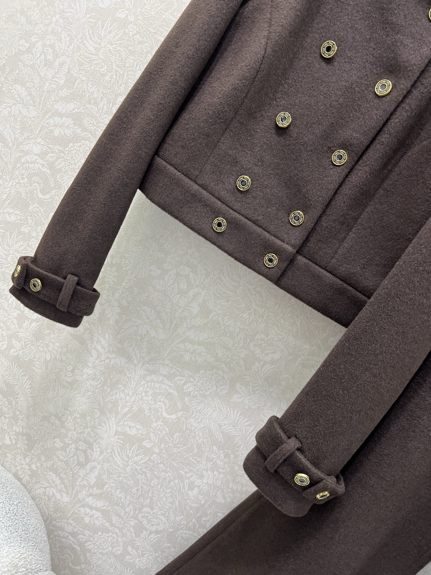 🔥🔥 miumi*25新款套装 圆领外套➕阔腿长裤得组合 超火爆的美拉德色系 老钱风穿搭 整体定制miu