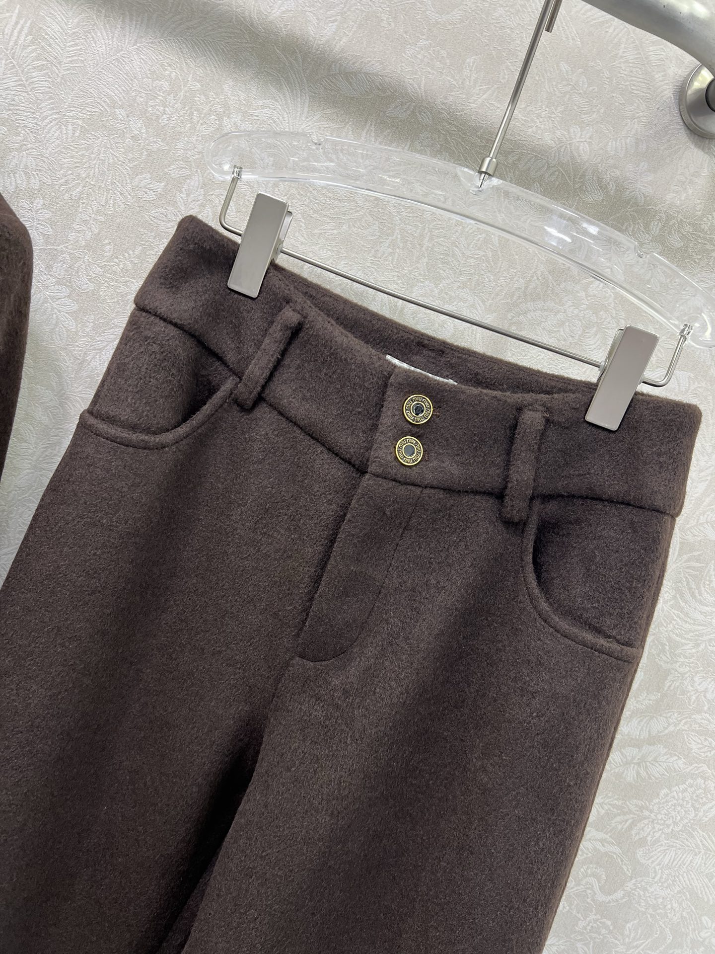 🔥🔥 miumi*25新款套装 圆领外套➕阔腿长裤得组合 超火爆的美拉德色系 老钱风穿搭 整体定制miu