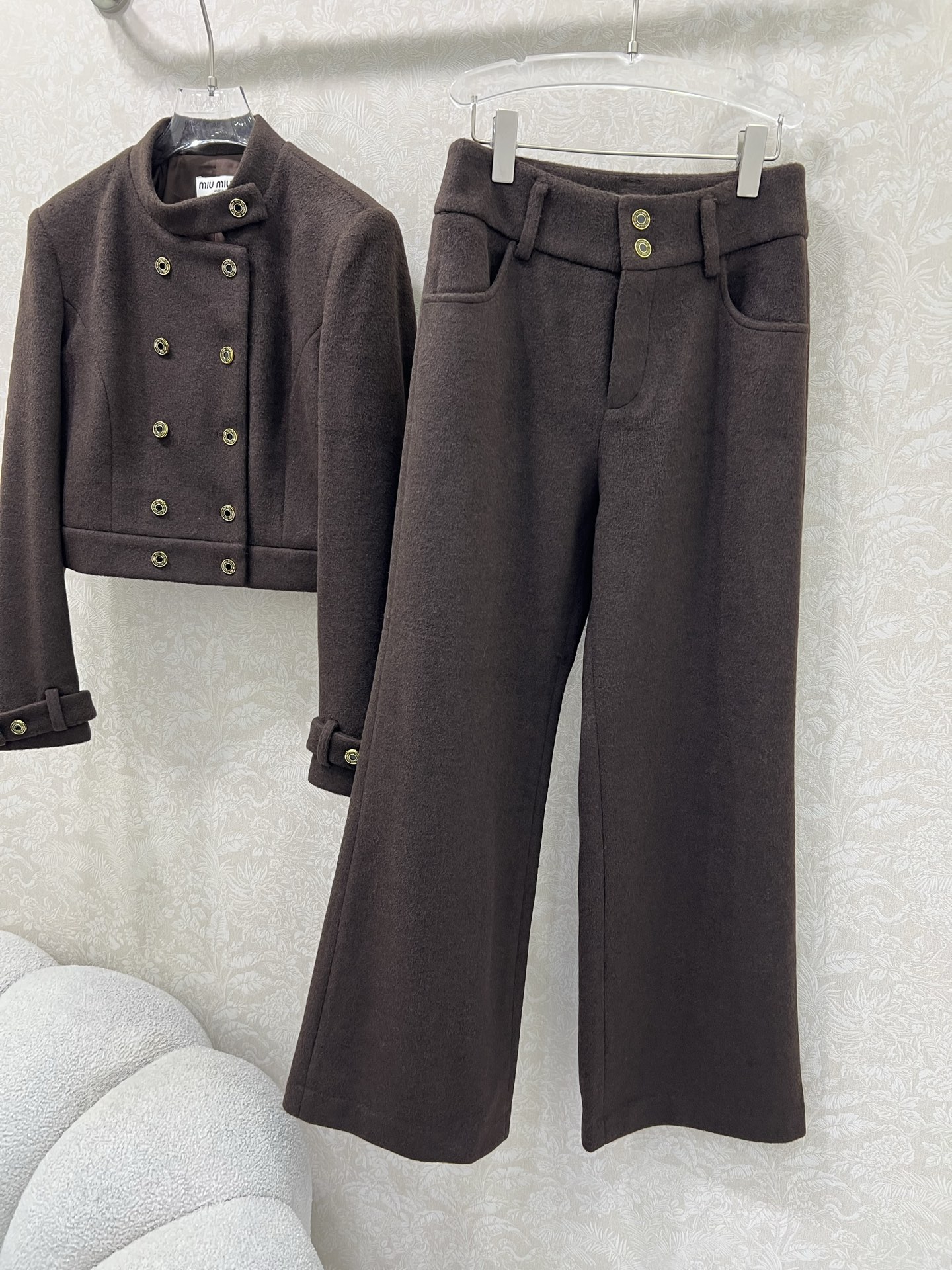 🔥🔥 miumi*25新款套装 圆领外套➕阔腿长裤得组合 超火爆的美拉德色系 老钱风穿搭 整体定制miu