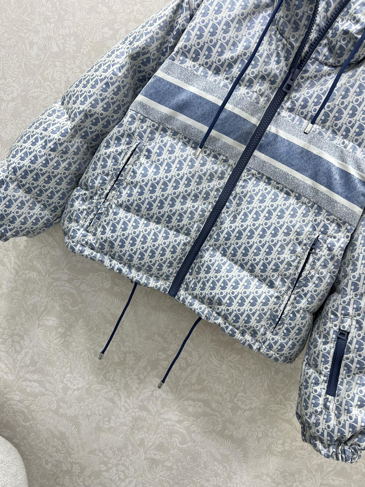 🔥🔥DIO*25秋冬新款 D字母提花连帽羽绒服 全新版本升级面料‼️经典老花提花面料+小蜜蜂刺绣 品牌感