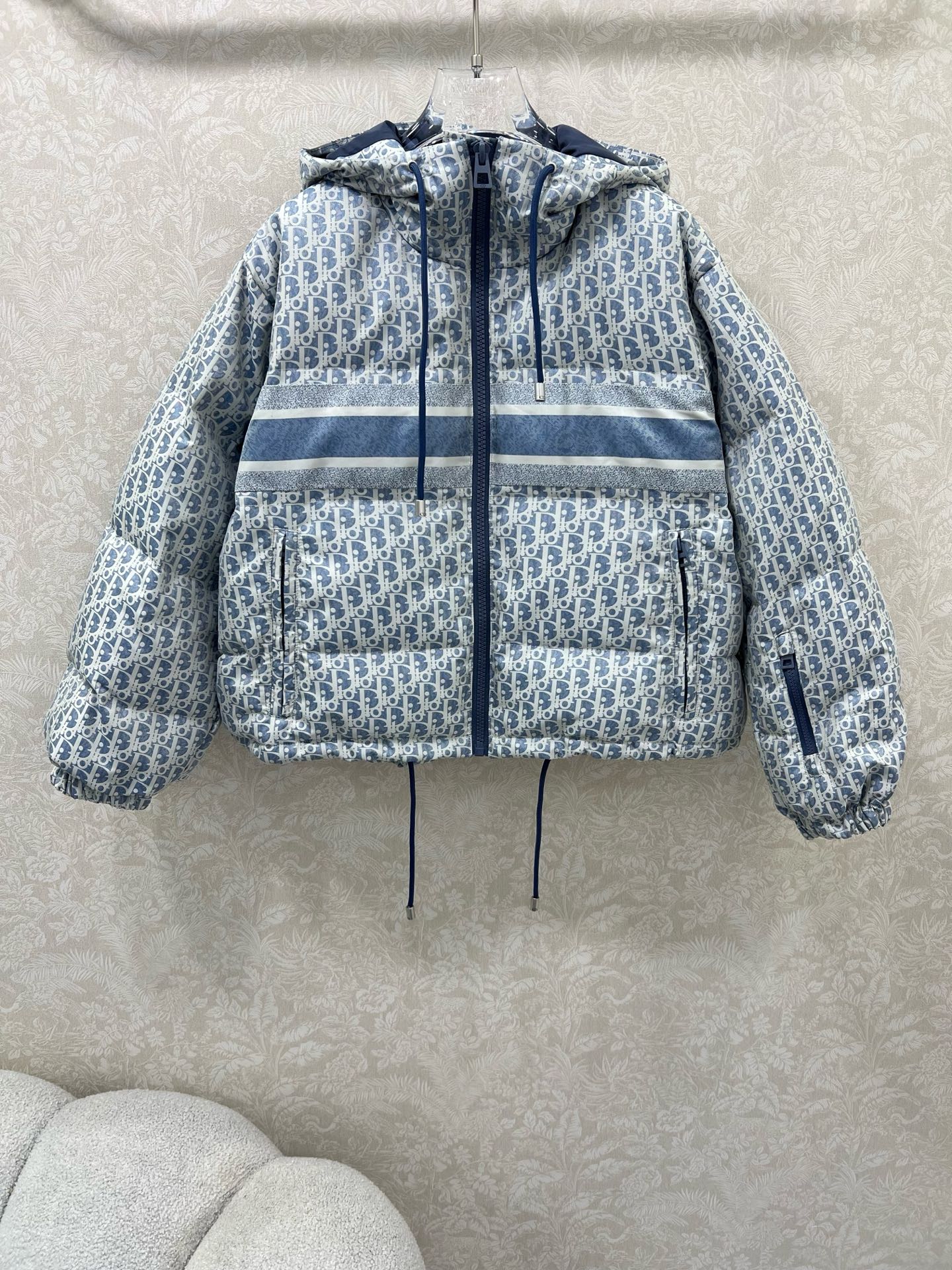 🔥🔥DIO*25秋冬新款 D字母提花连帽羽绒服 全新版本升级面料‼️经典老花提花面料+小蜜蜂刺绣 品牌感