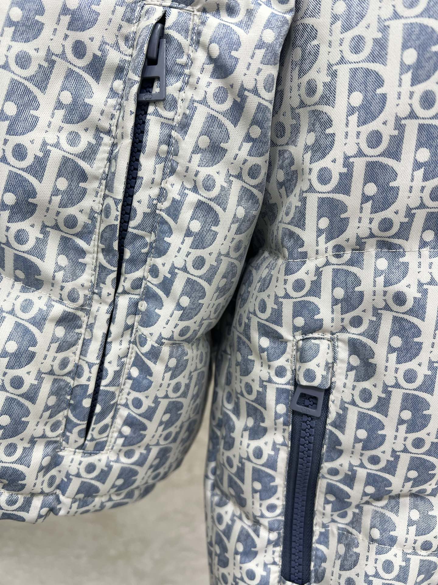 🔥🔥DIO*25秋冬新款 D字母提花连帽羽绒服 全新版本升级面料‼️经典老花提花面料+小蜜蜂刺绣 品牌感