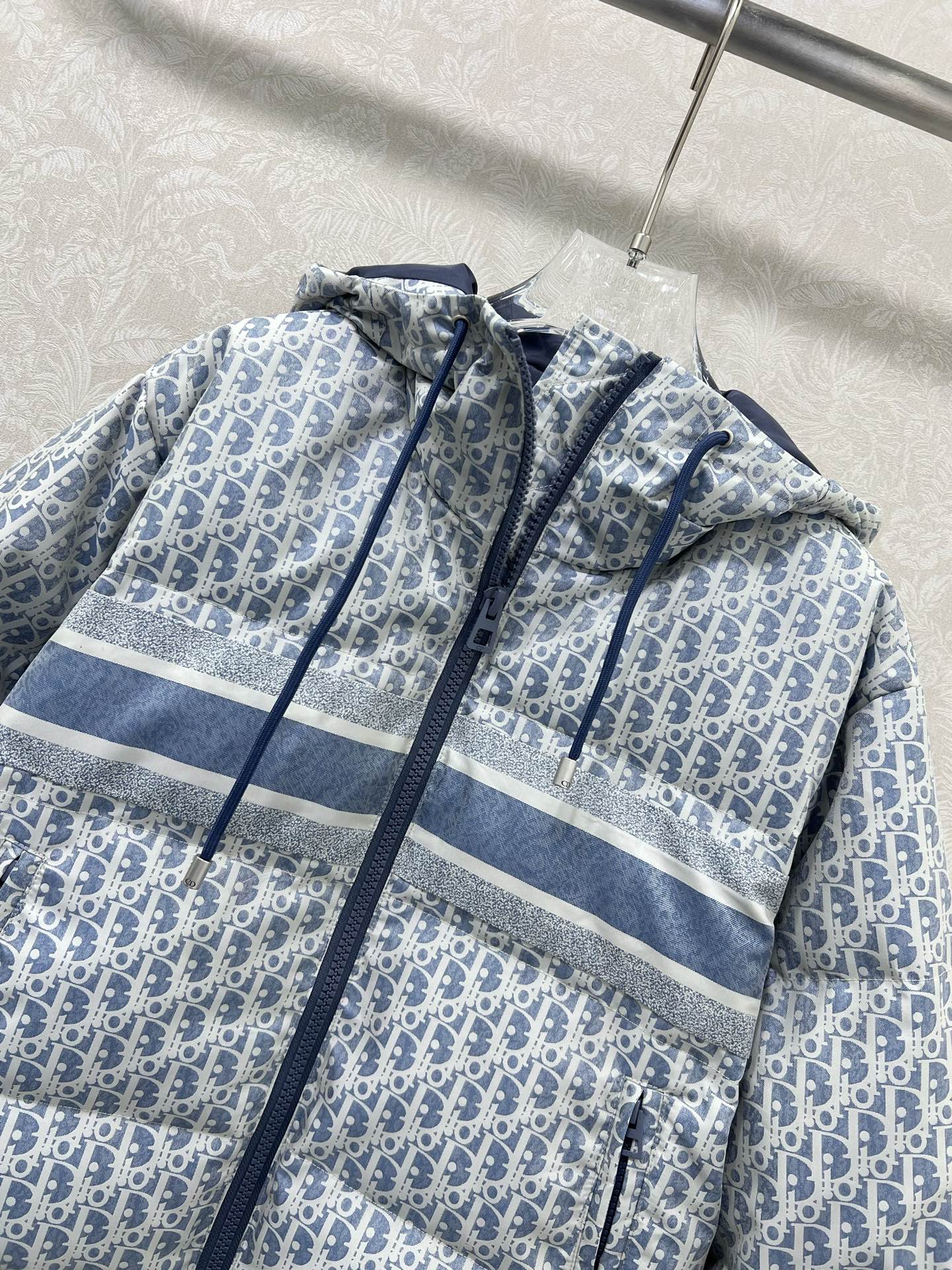 🔥🔥DIO*25秋冬新款 D字母提花连帽羽绒服 全新版本升级面料‼️经典老花提花面料+小蜜蜂刺绣 品牌感