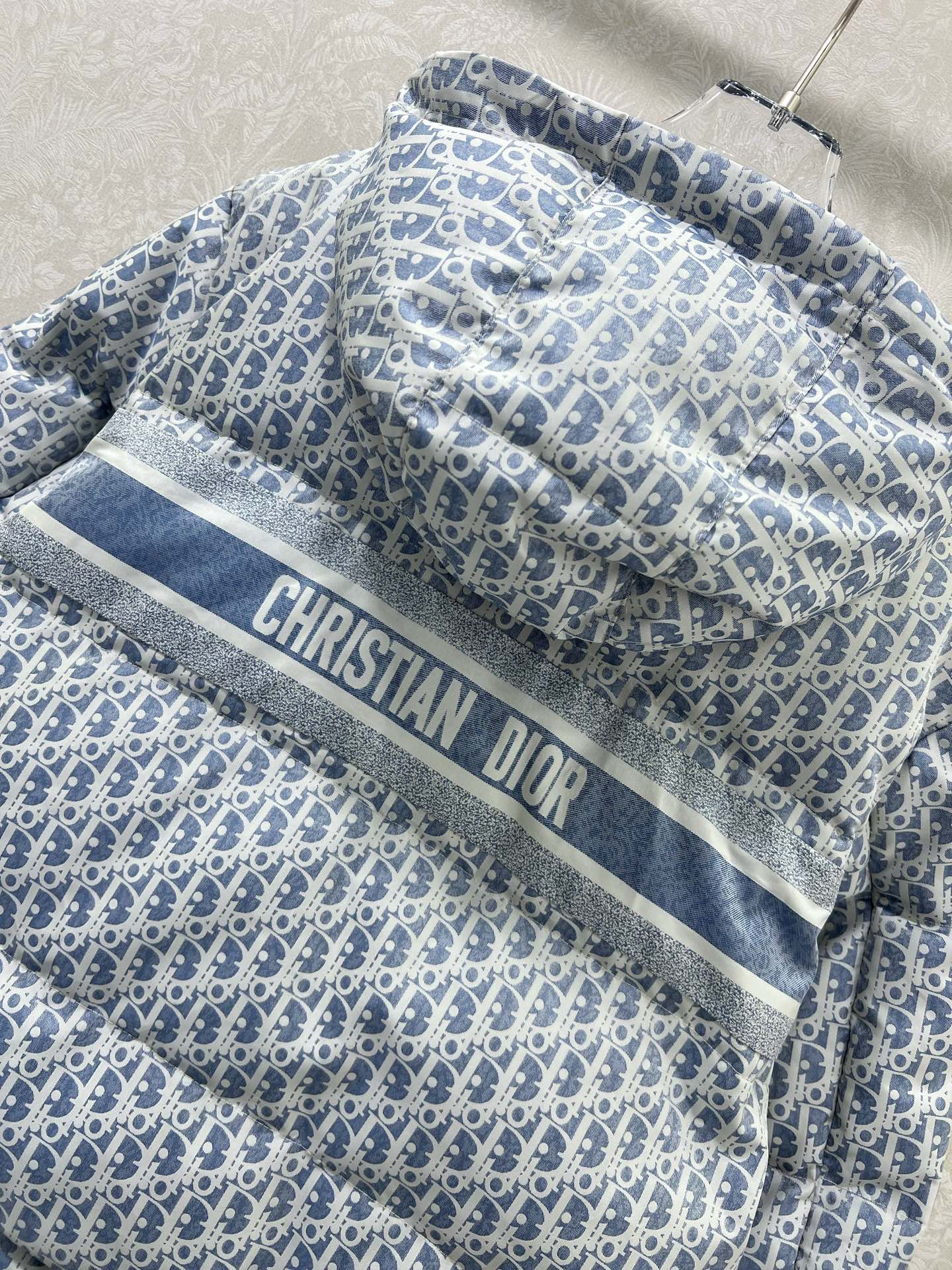 🔥🔥DIO*25秋冬新款 D字母提花连帽羽绒服 全新版本升级面料‼️经典老花提花面料+小蜜蜂刺绣 品牌感