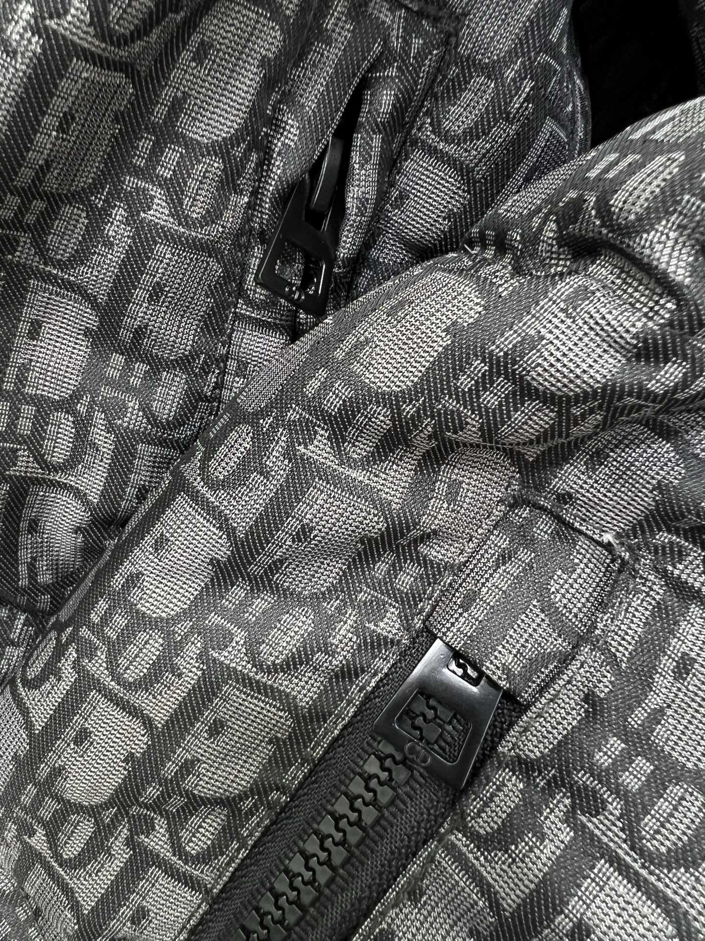 🔥🔥DIO*25秋冬新款 D字母提花连帽羽绒服 全新版本升级面料‼️经典老花提花面料+小蜜蜂刺绣 品牌感