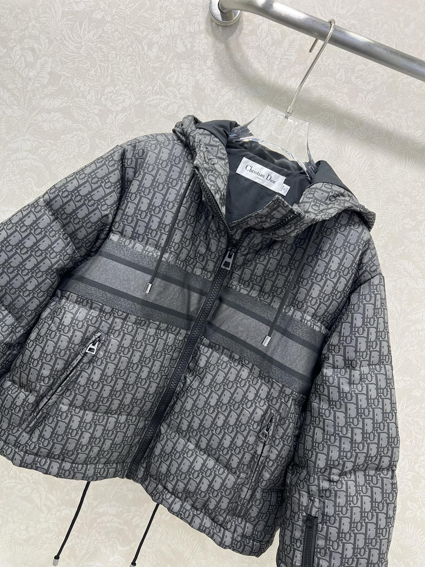 🔥🔥DIO*25秋冬新款 D字母提花连帽羽绒服 全新版本升级面料‼️经典老花提花面料+小蜜蜂刺绣 品牌感