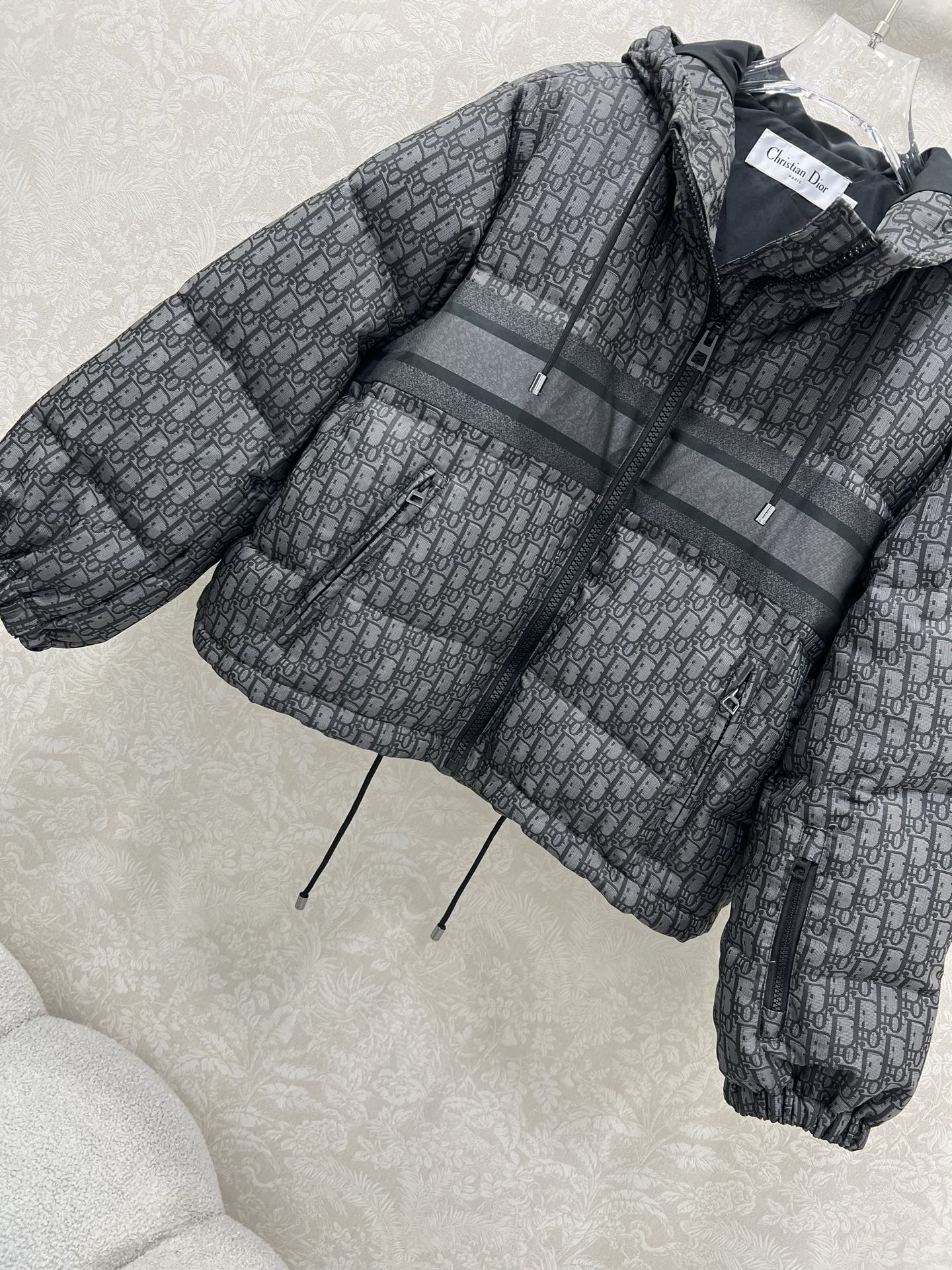 🔥🔥DIO*25秋冬新款 D字母提花连帽羽绒服 全新版本升级面料‼️经典老花提花面料+小蜜蜂刺绣 品牌感