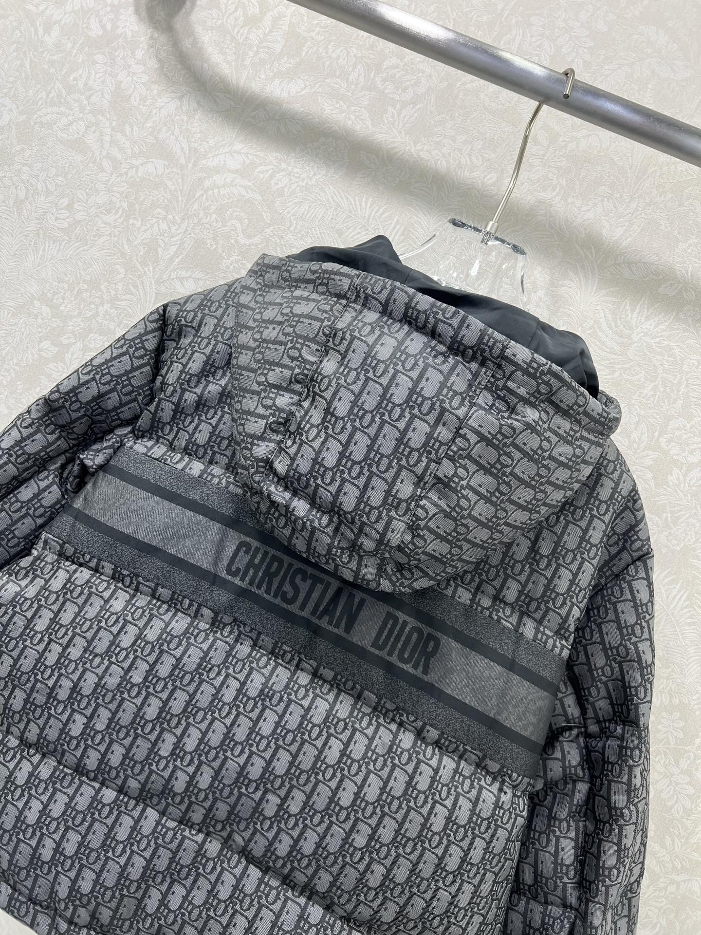 🔥🔥DIO*25秋冬新款 D字母提花连帽羽绒服 全新版本升级面料‼️经典老花提花面料+小蜜蜂刺绣 品牌感