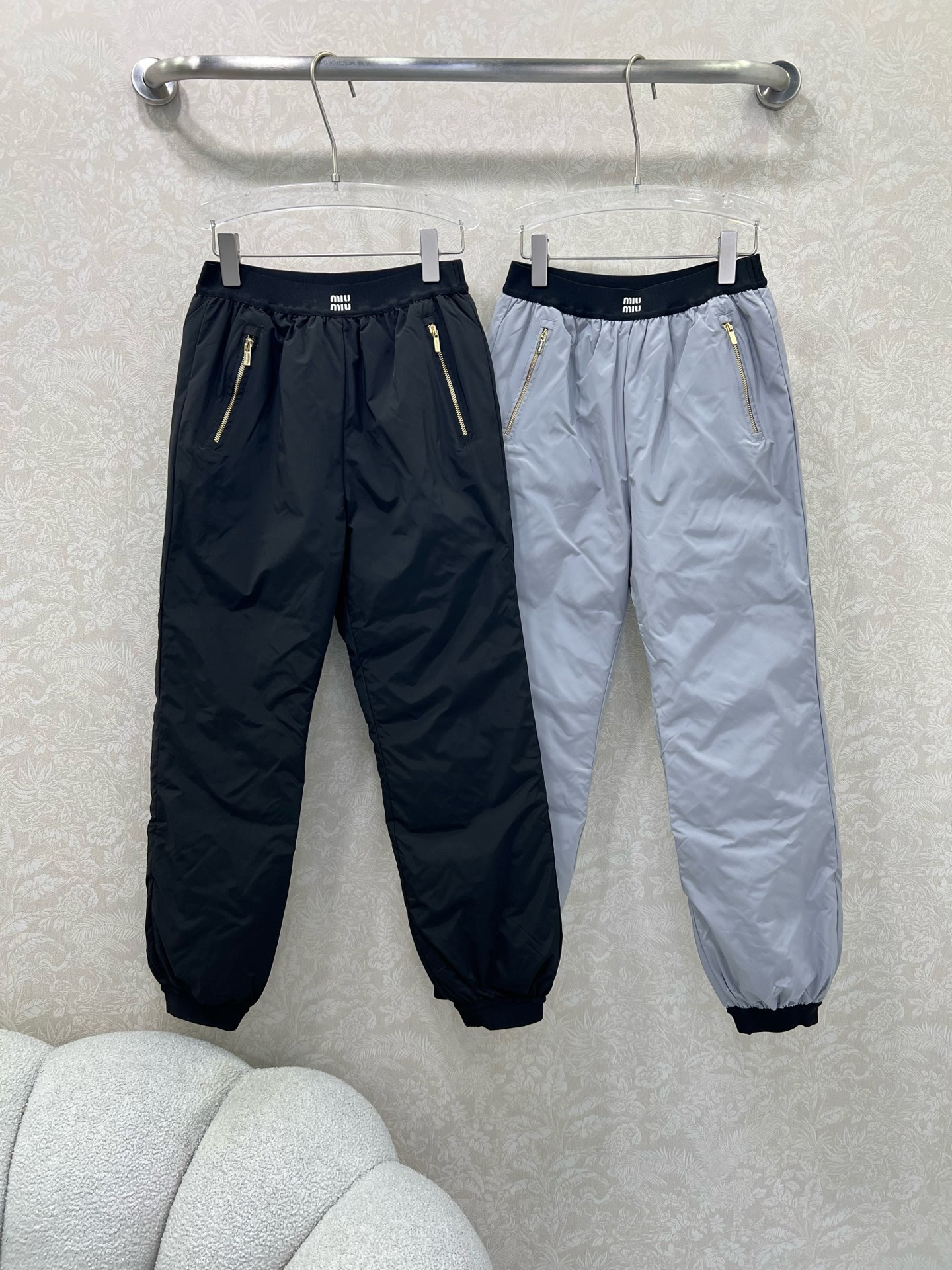 🔥🔥miumi*25新款束脚羽绒裤 保暖度爆棚的羽绒裤 腰头经典miu字母弹力织带 两侧口袋定制五金 关