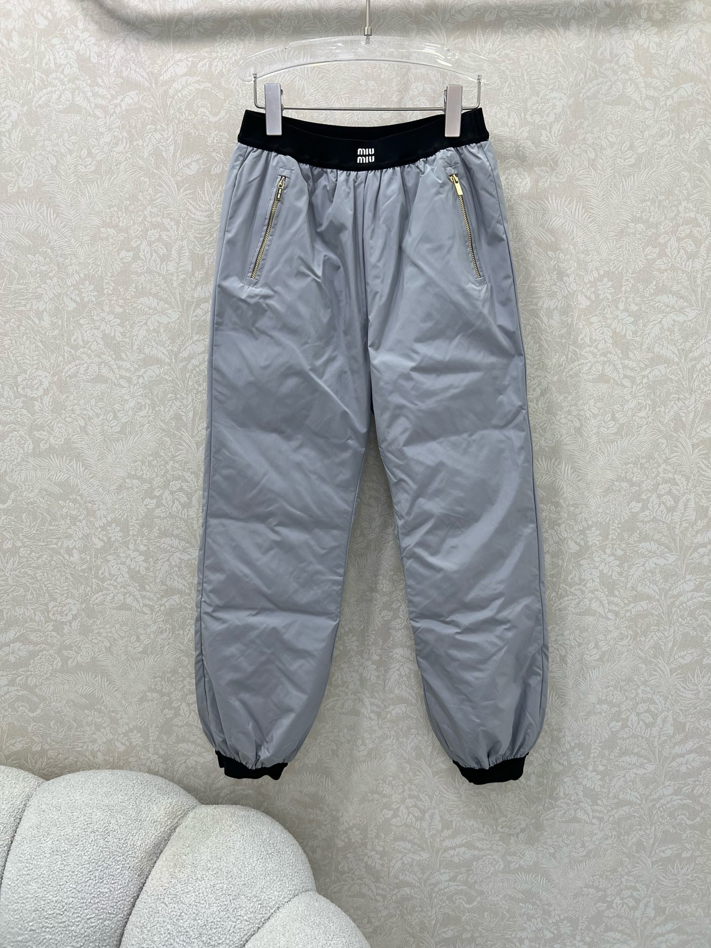 🔥🔥miumi*25新款束脚羽绒裤 保暖度爆棚的羽绒裤 腰头经典miu字母弹力织带 两侧口袋定制五金 关