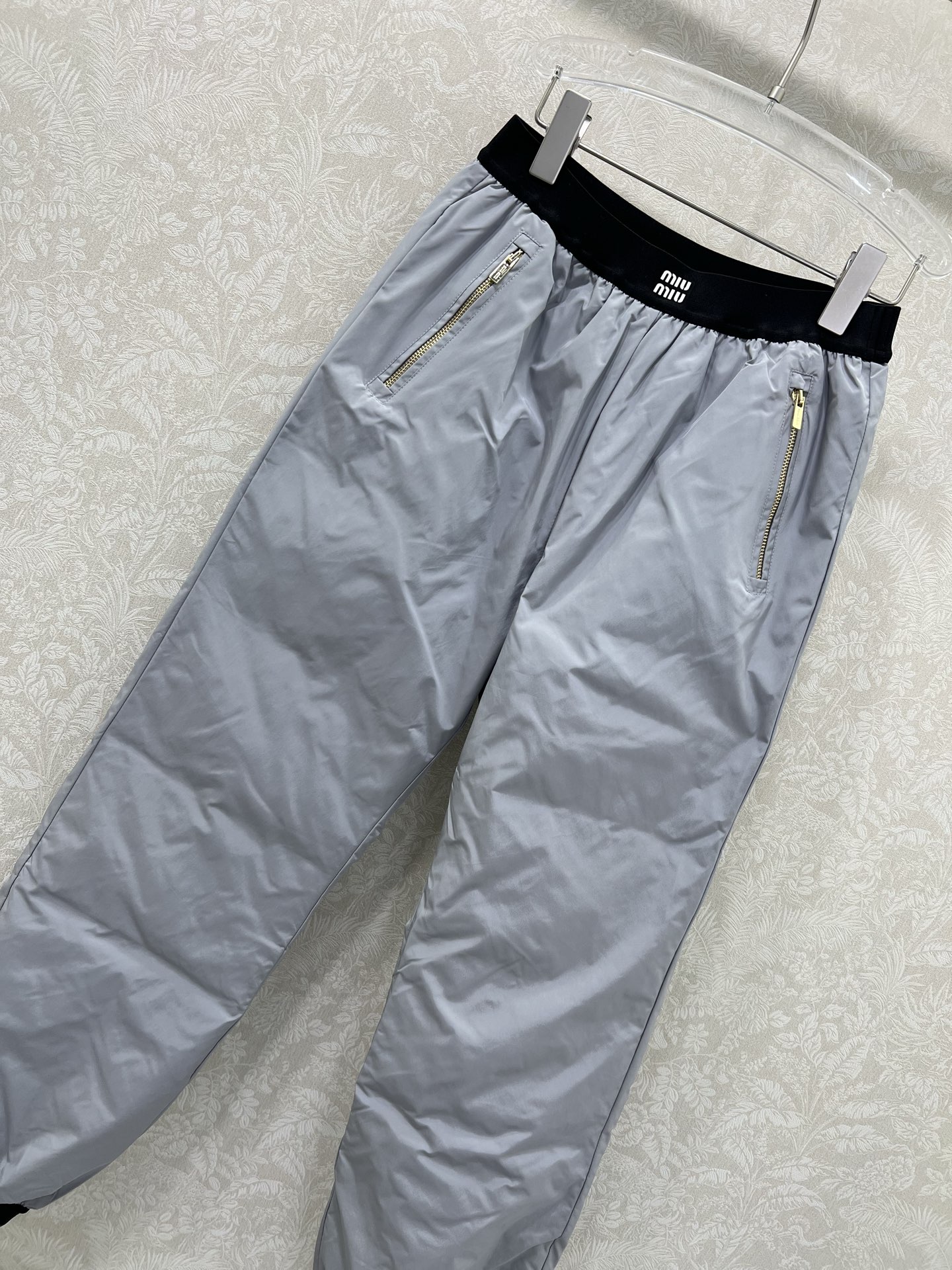 🔥🔥miumi*25新款束脚羽绒裤 保暖度爆棚的羽绒裤 腰头经典miu字母弹力织带 两侧口袋定制五金 关