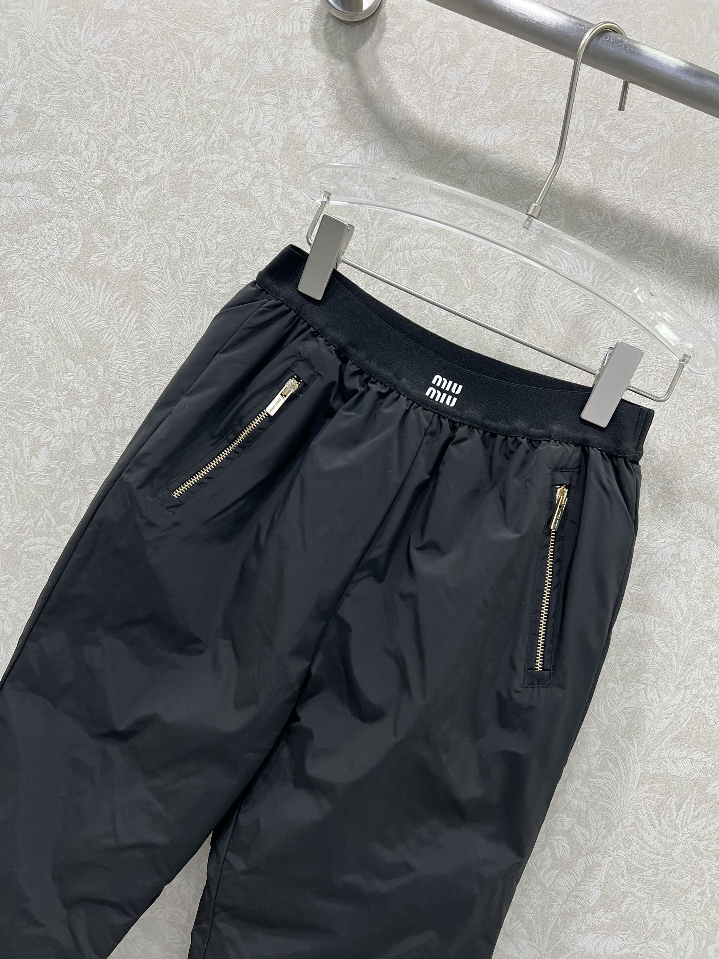 🔥🔥miumi*25新款束脚羽绒裤 保暖度爆棚的羽绒裤 腰头经典miu字母弹力织带 两侧口袋定制五金 关