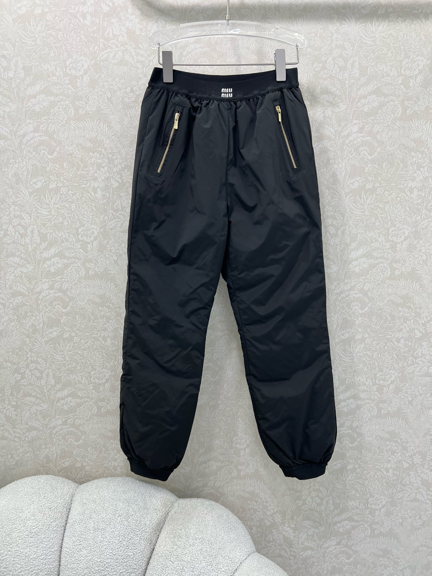 🔥🔥miumi*25新款束脚羽绒裤 保暖度爆棚的羽绒裤 腰头经典miu字母弹力织带 两侧口袋定制五金 关