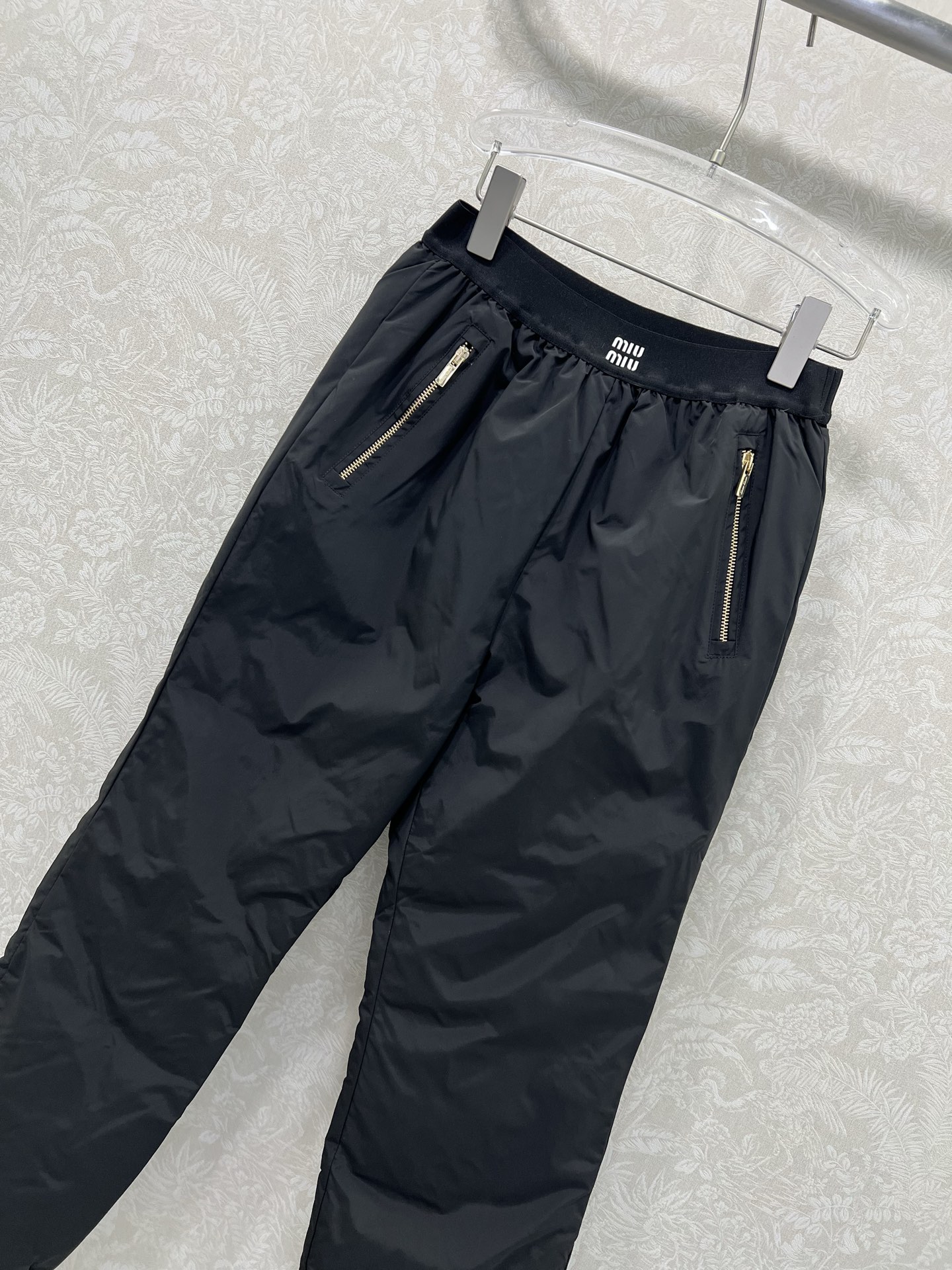 🔥🔥miumi*25新款束脚羽绒裤 保暖度爆棚的羽绒裤 腰头经典miu字母弹力织带 两侧口袋定制五金 关