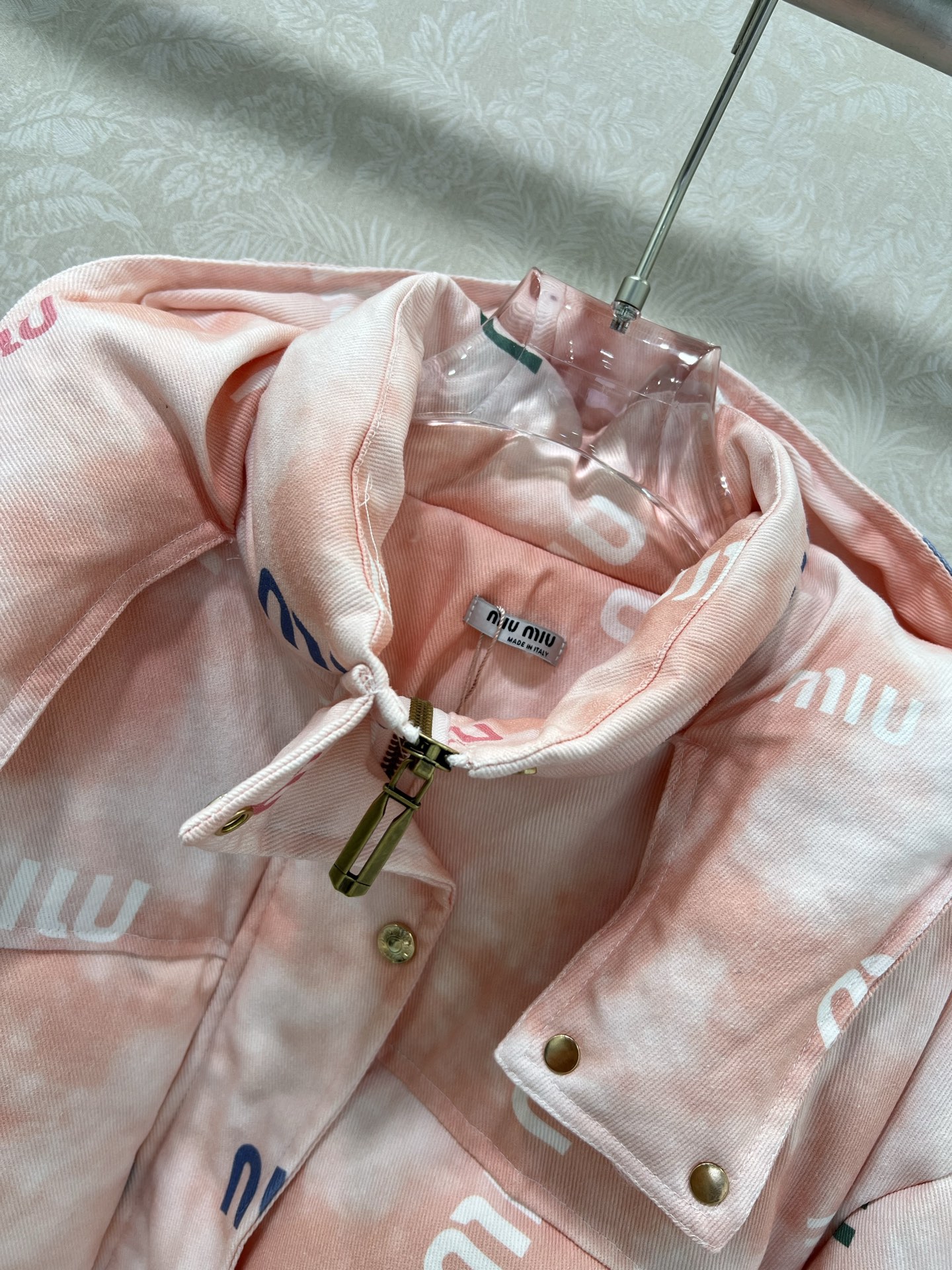 🔥🔥miumi* 25新款晕染彩色字母印花羽绒服 90白鸭绒 彩色字母提花系列连帽撞色羽绒 满Logo印