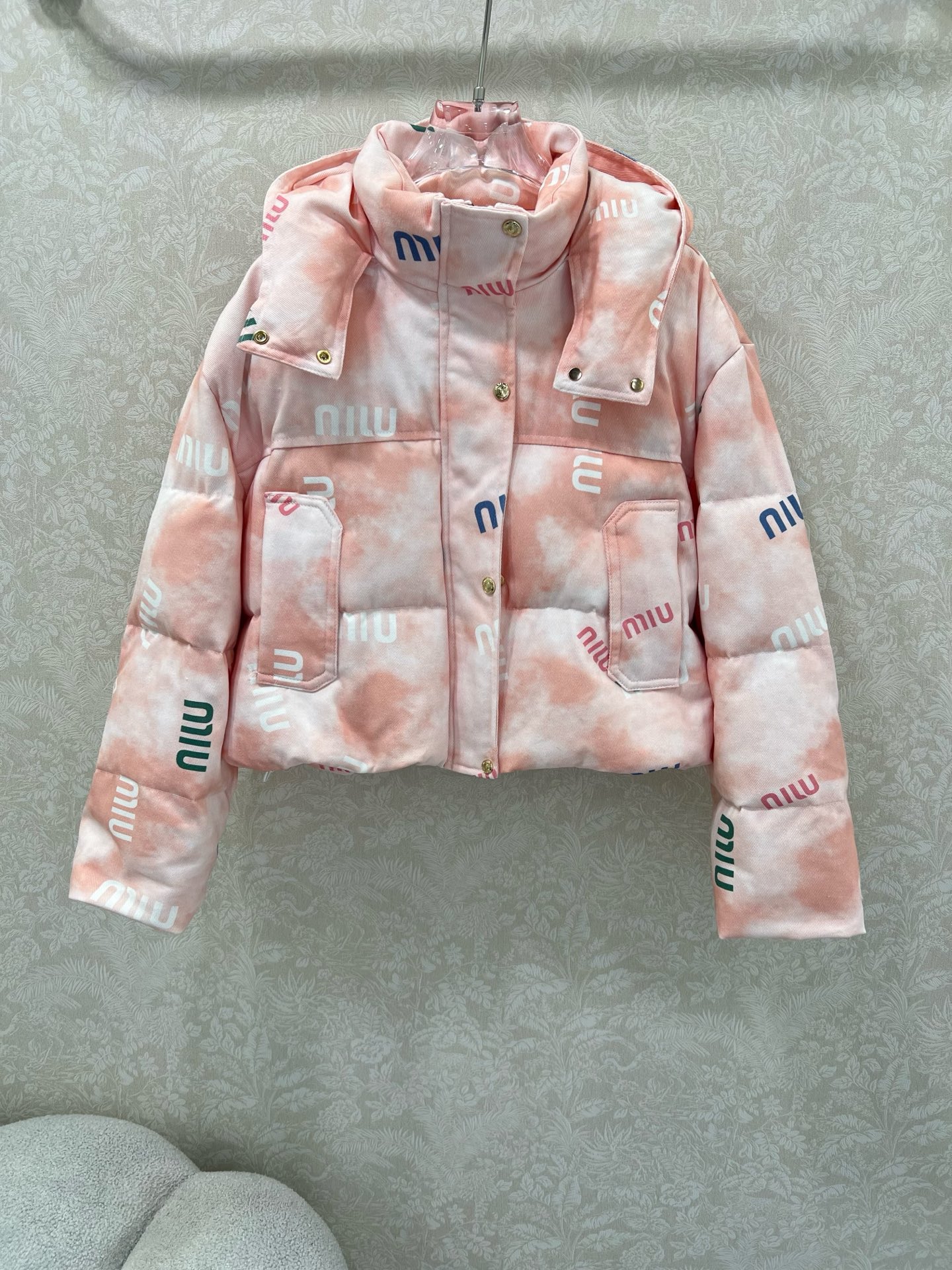 🔥🔥miumi* 25新款晕染彩色字母印花羽绒服 90白鸭绒 彩色字母提花系列连帽撞色羽绒 满Logo印