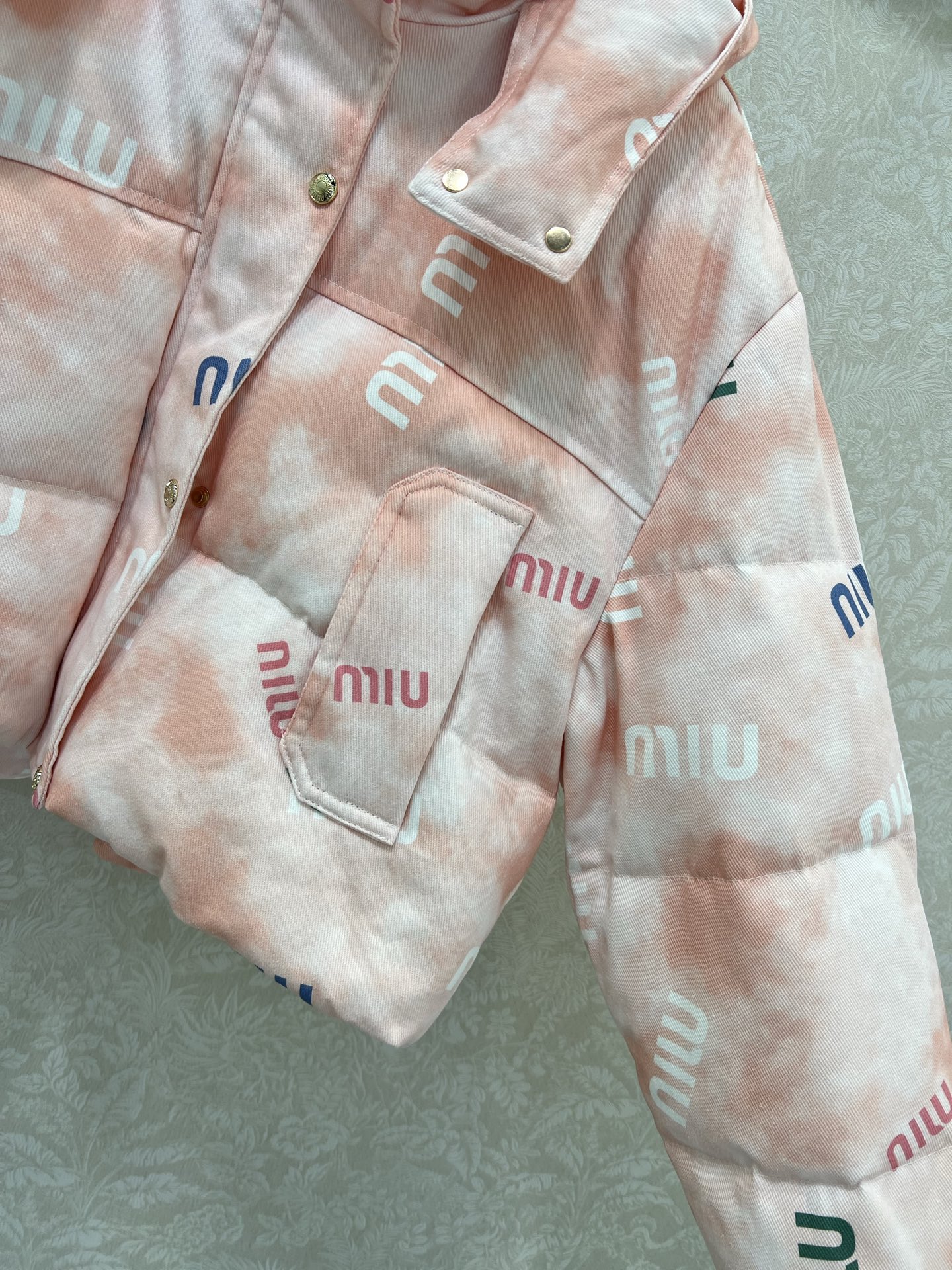 🔥🔥miumi* 25新款晕染彩色字母印花羽绒服 90白鸭绒 彩色字母提花系列连帽撞色羽绒 满Logo印