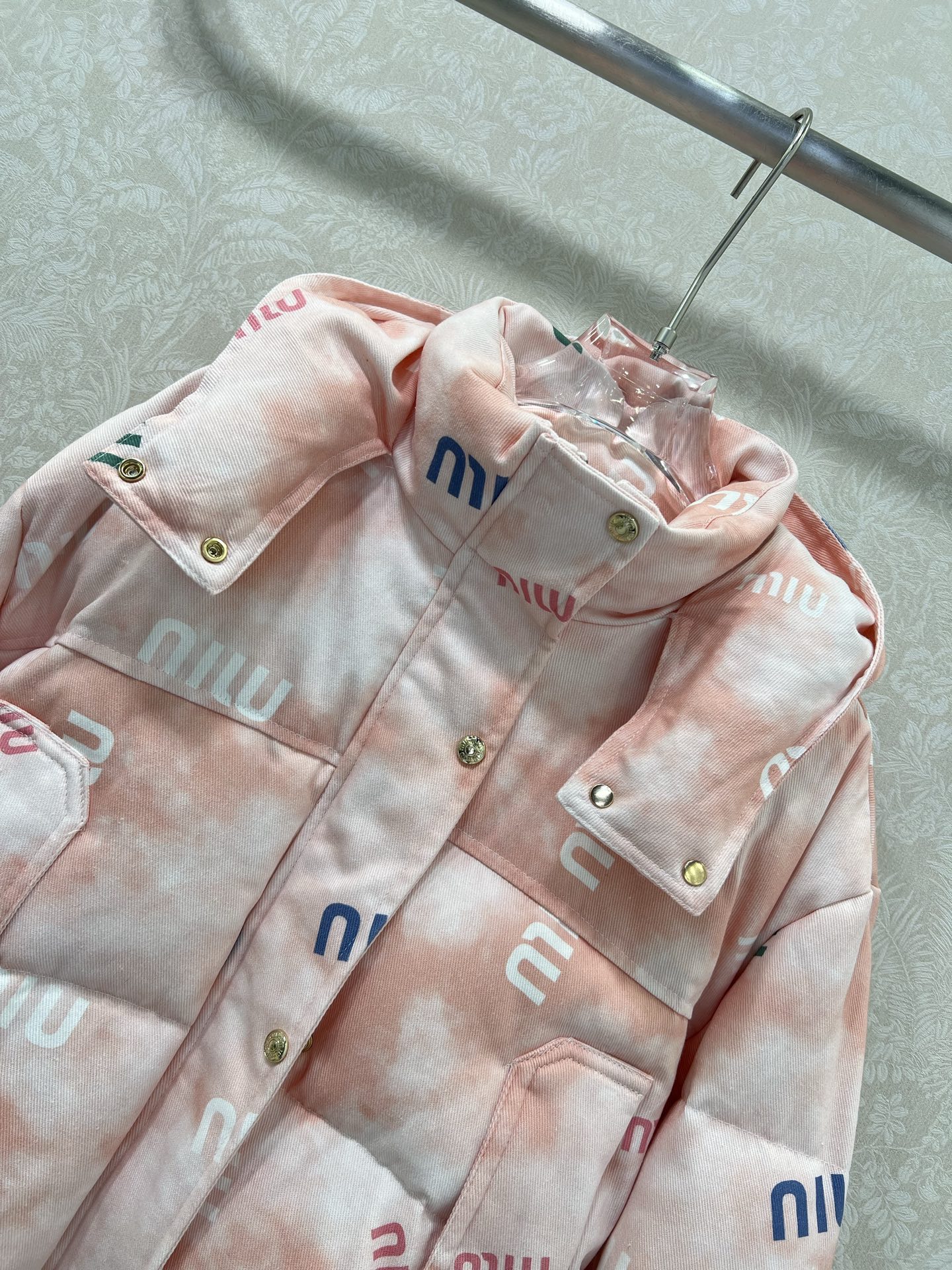 🔥🔥miumi* 25新款晕染彩色字母印花羽绒服 90白鸭绒 彩色字母提花系列连帽撞色羽绒 满Logo印