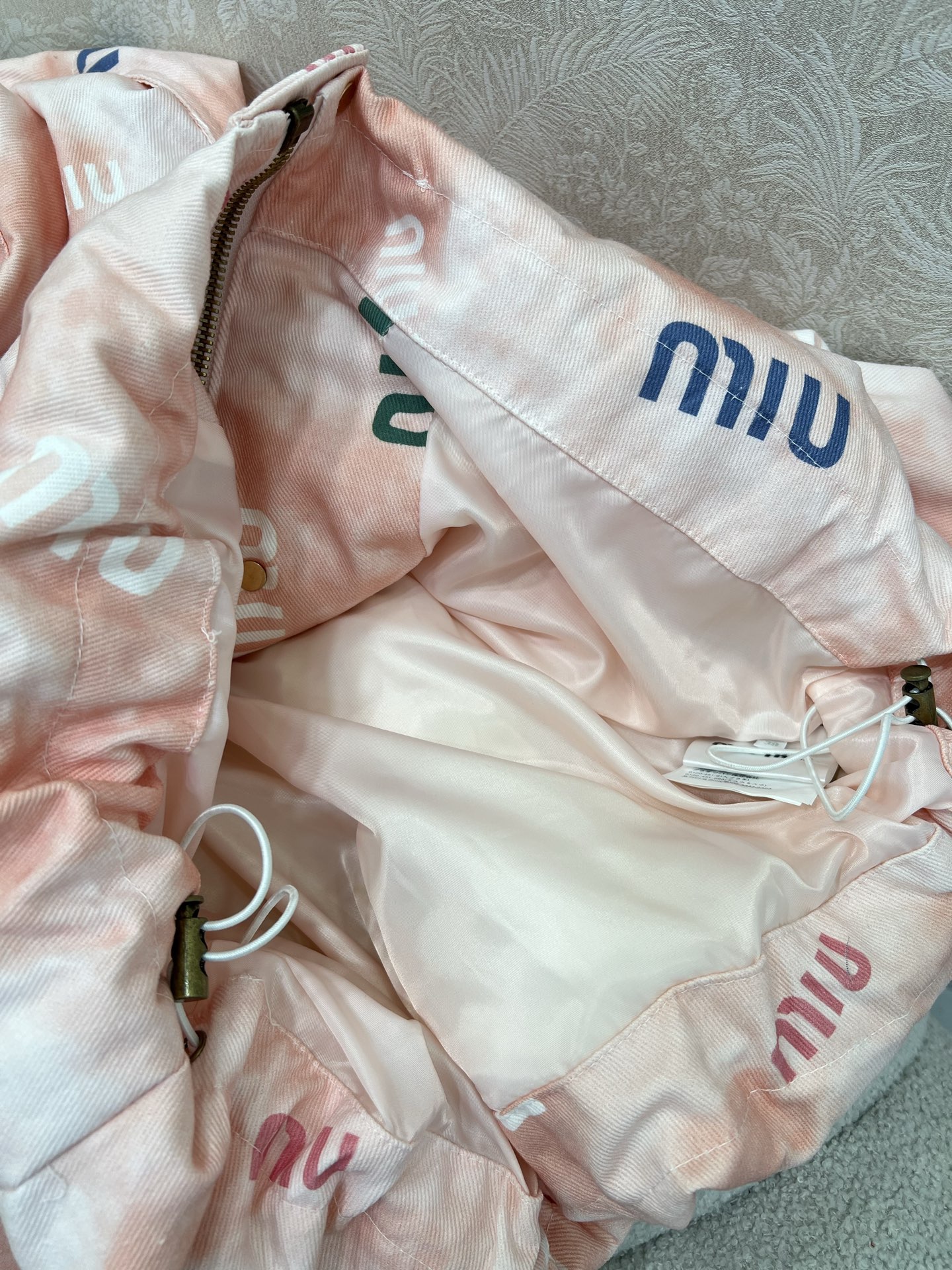 🔥🔥miumi* 25新款晕染彩色字母印花羽绒服 90白鸭绒 彩色字母提花系列连帽撞色羽绒 满Logo印