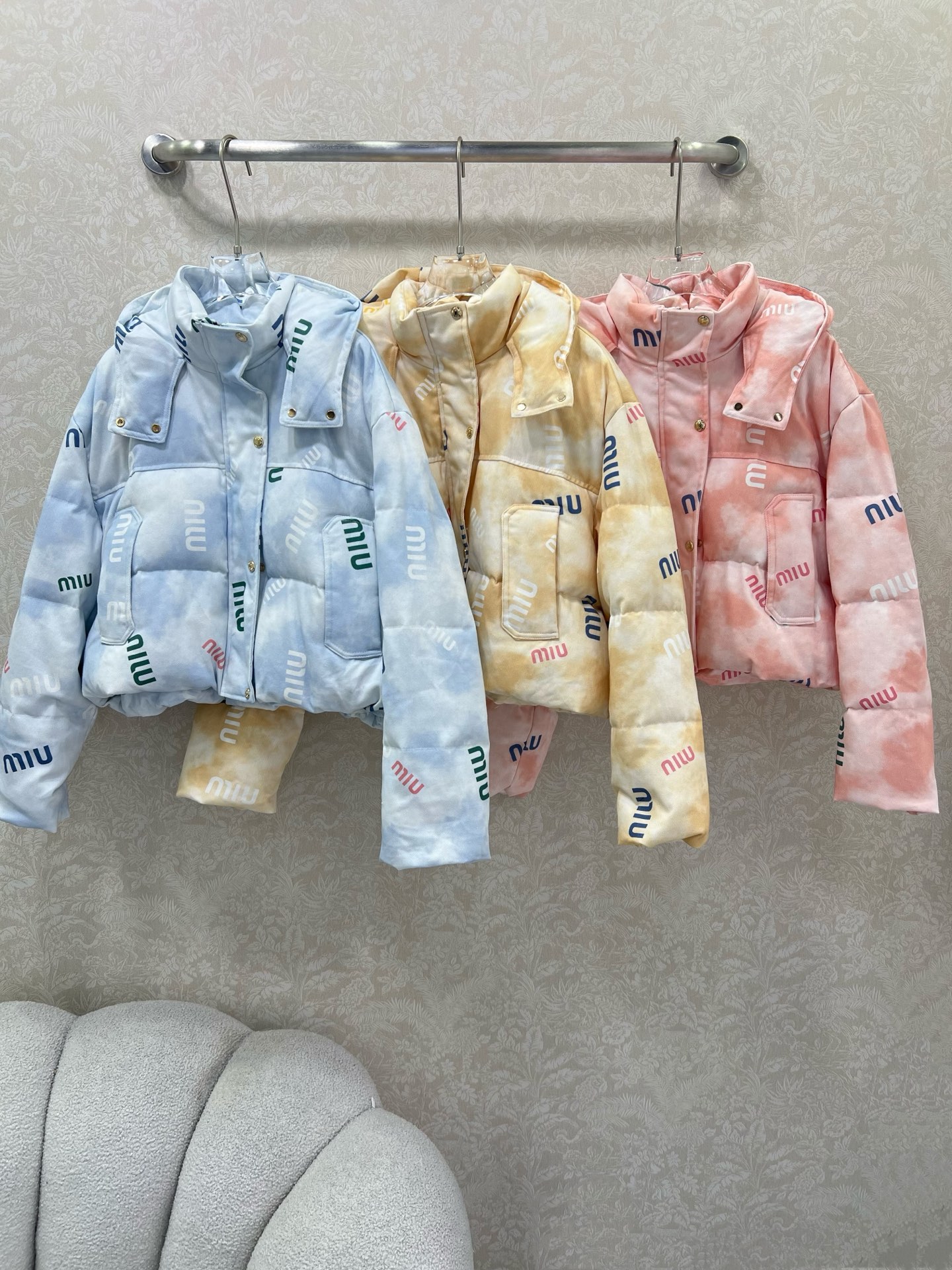 🔥🔥miumi* 25新款晕染彩色字母印花羽绒服 90白鸭绒 彩色字母提花系列连帽撞色羽绒 满Logo印