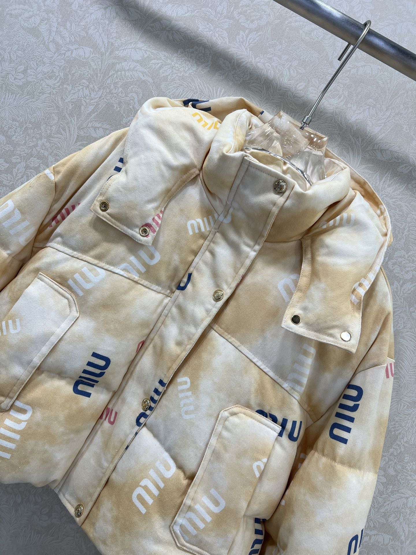 🔥🔥miumi* 25新款晕染彩色字母印花羽绒服 90白鸭绒 彩色字母提花系列连帽撞色羽绒 满Logo印