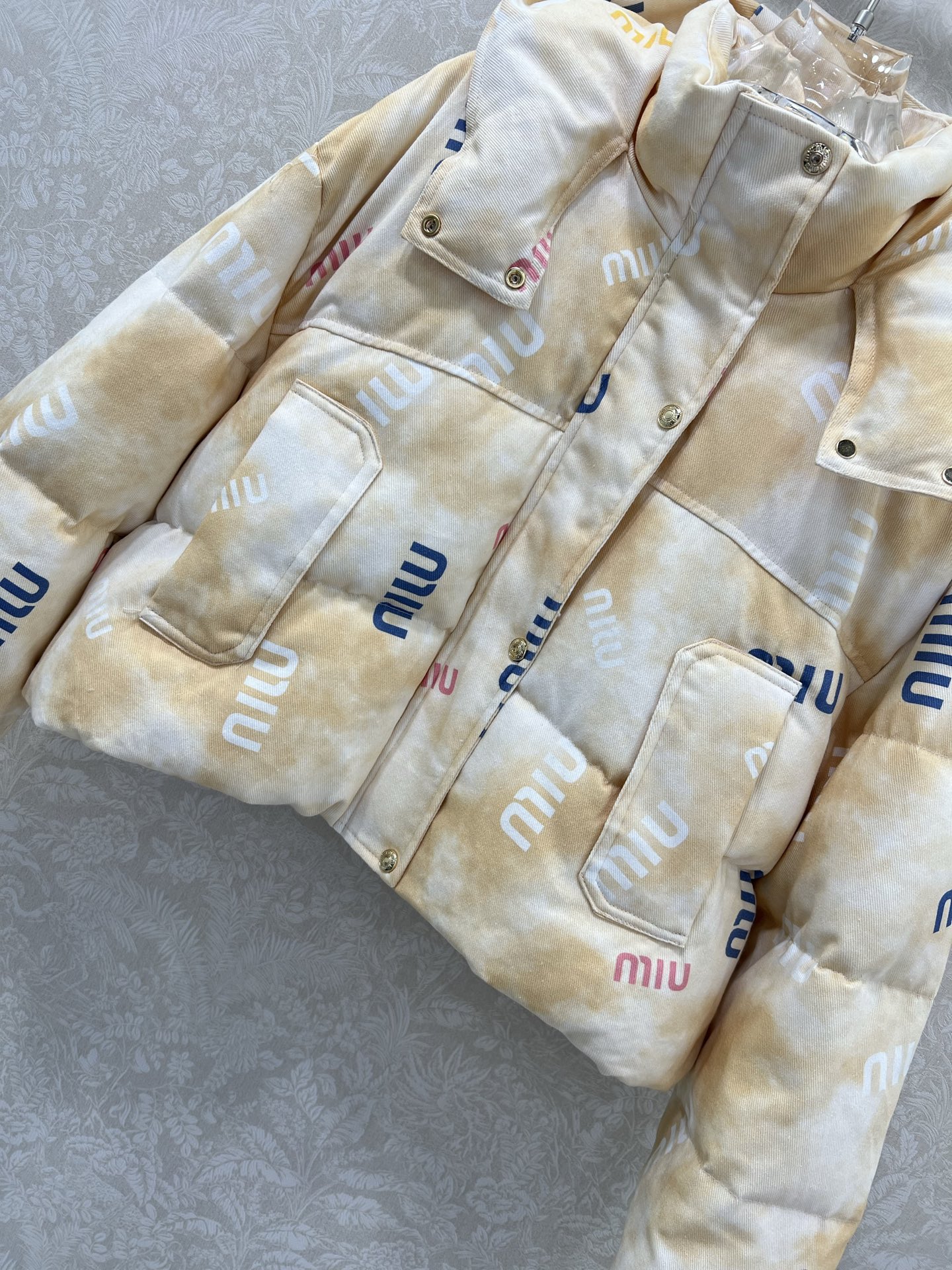 🔥🔥miumi* 25新款晕染彩色字母印花羽绒服 90白鸭绒 彩色字母提花系列连帽撞色羽绒 满Logo印