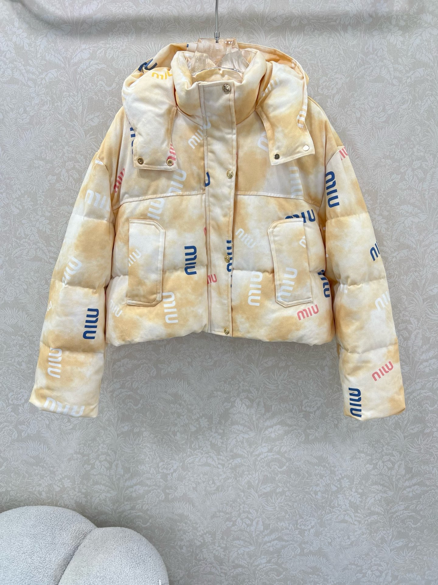 🔥🔥miumi* 25新款晕染彩色字母印花羽绒服 90白鸭绒 彩色字母提花系列连帽撞色羽绒 满Logo印